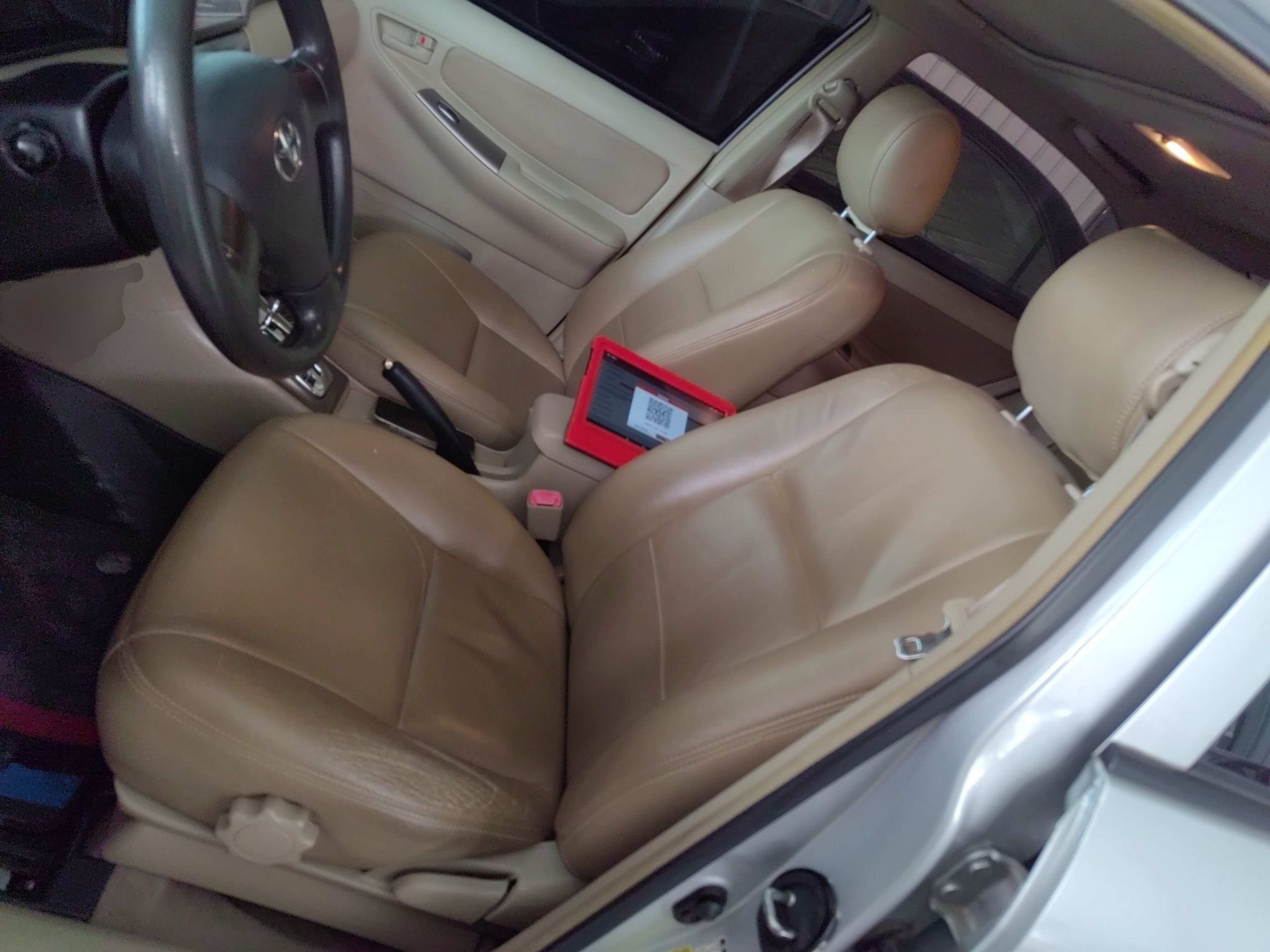 المقاعد الأمامية داخل السيارة