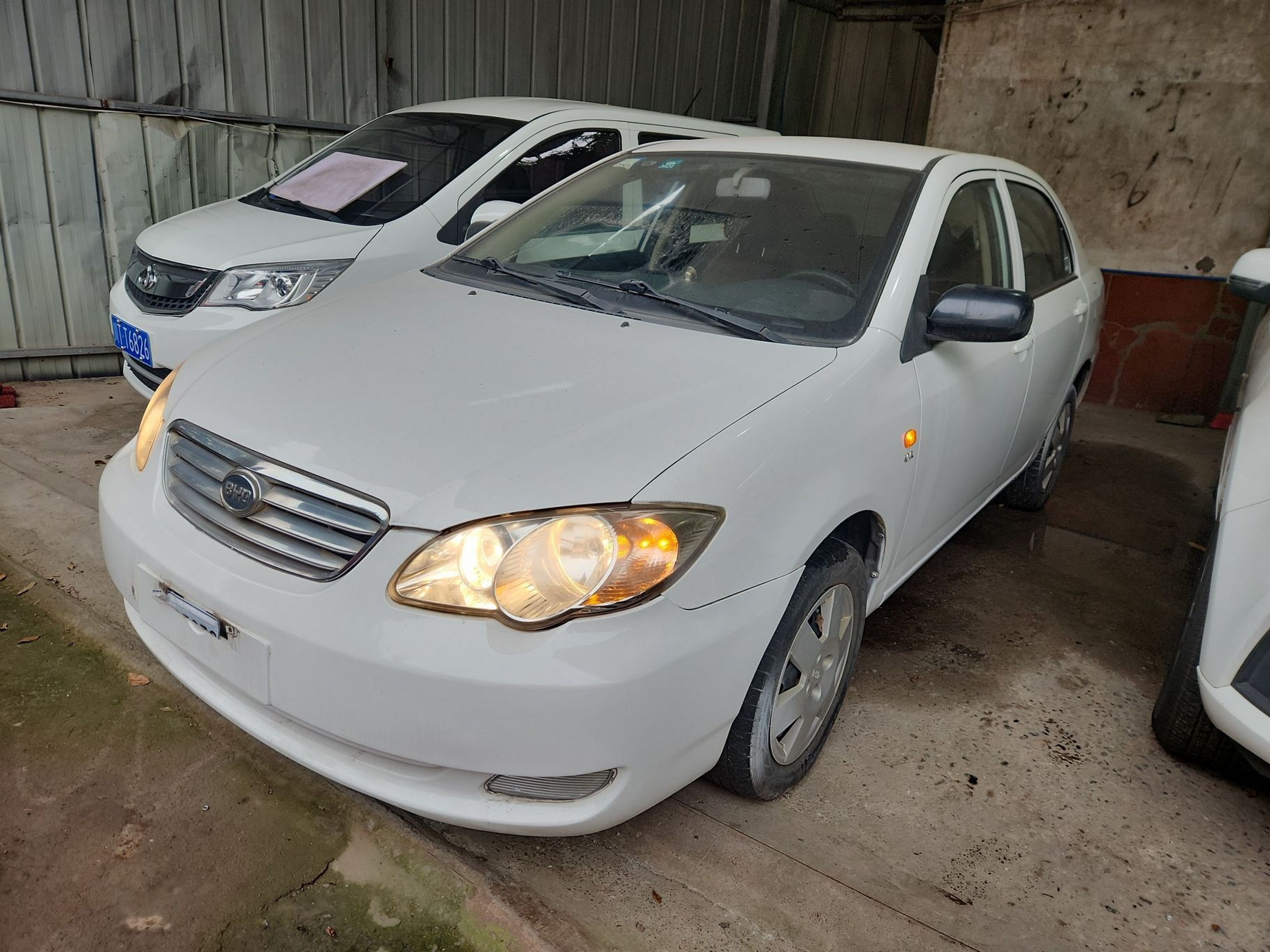 Под передней частью автомобиля