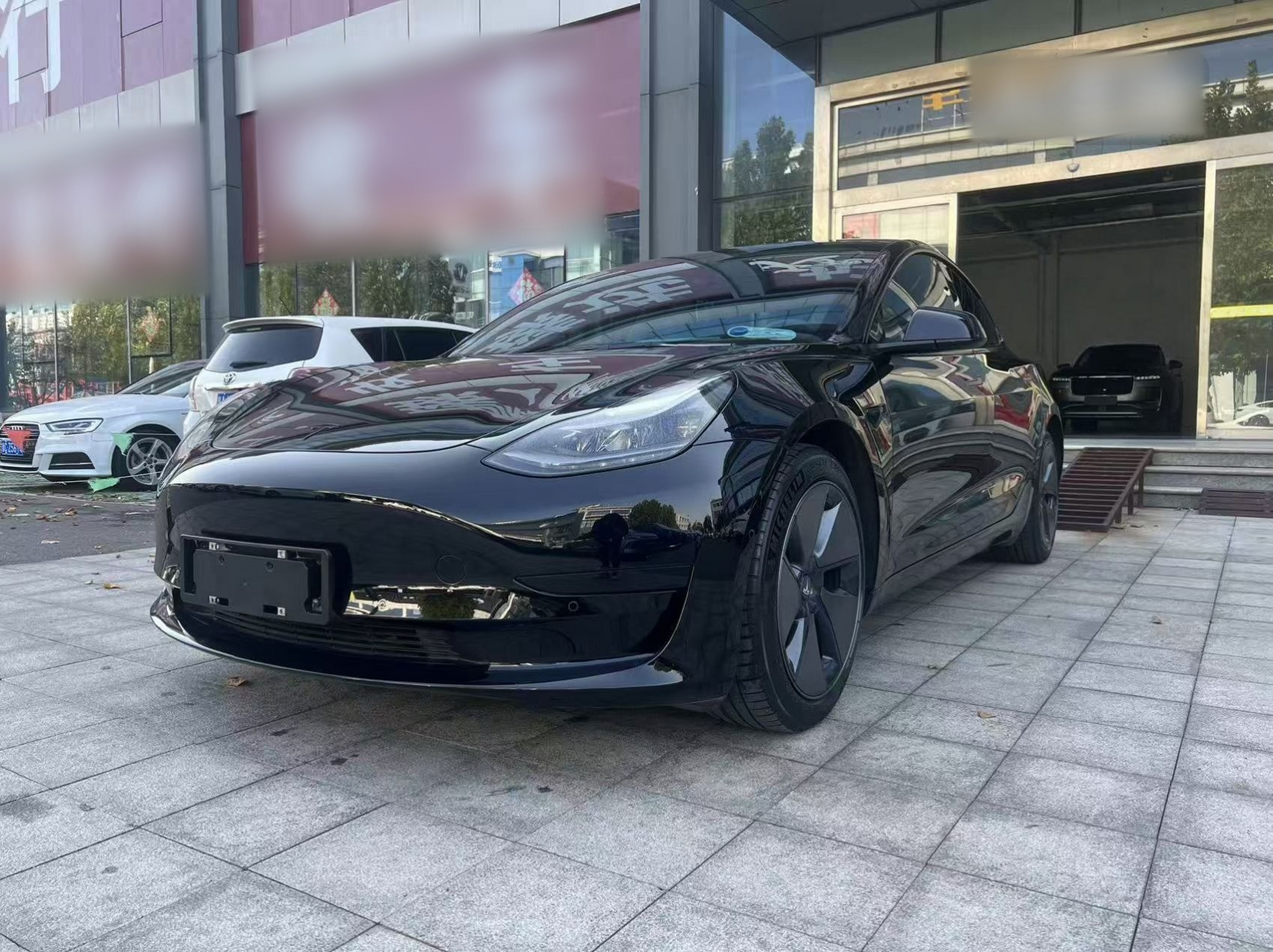 Под передней частью автомобиля