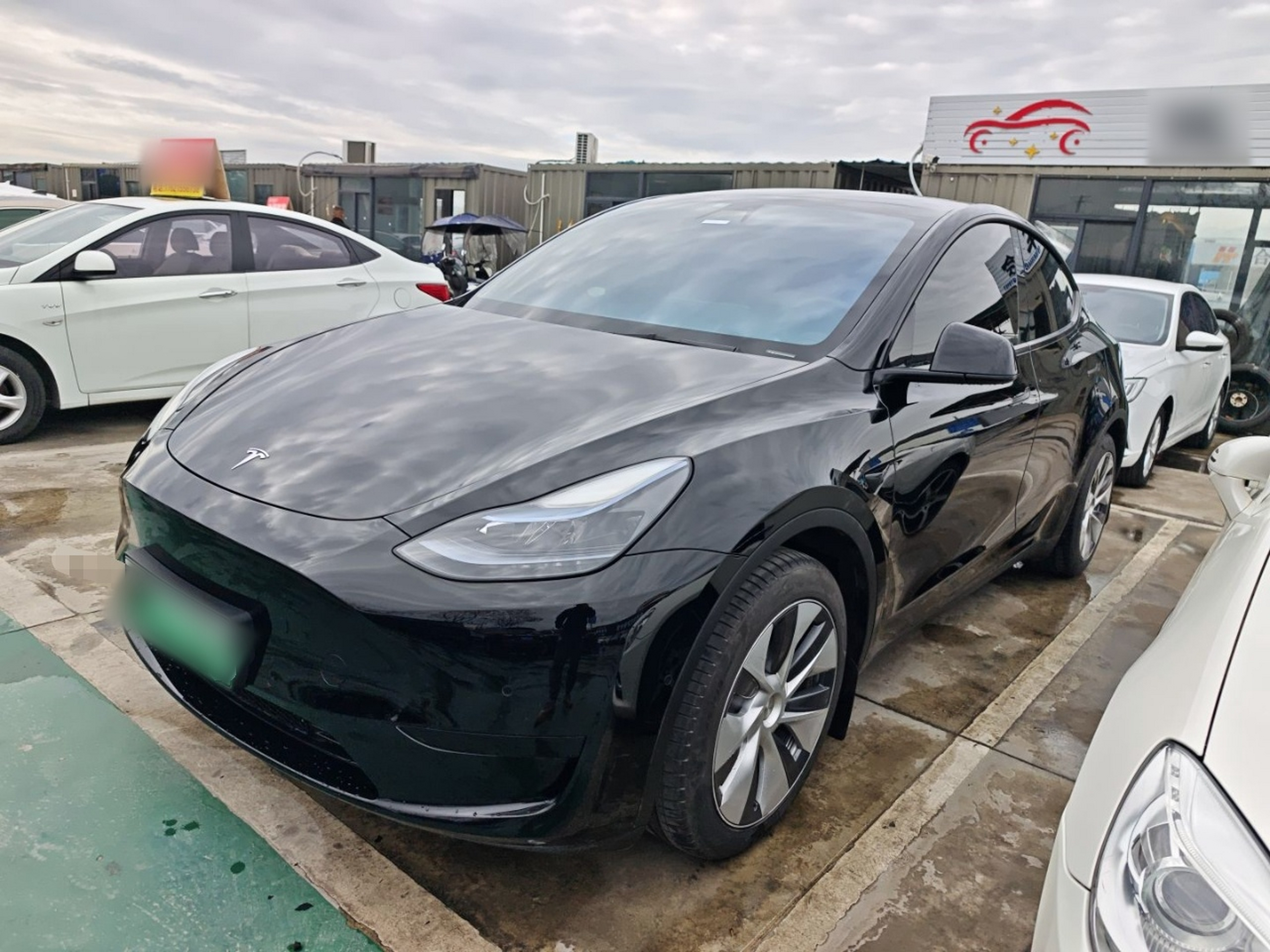 تحت مقدمة السيارة