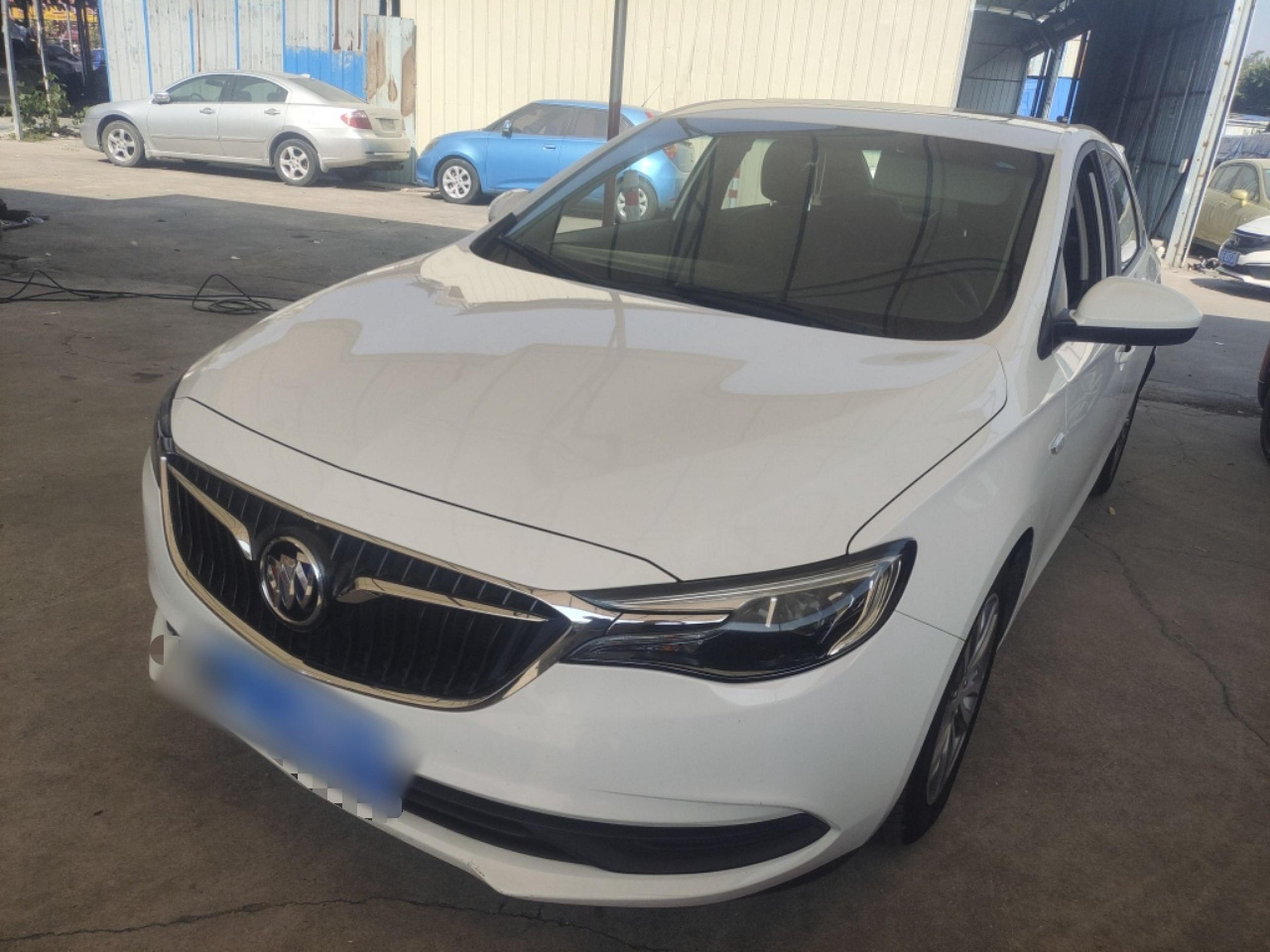 Под передней частью автомобиля