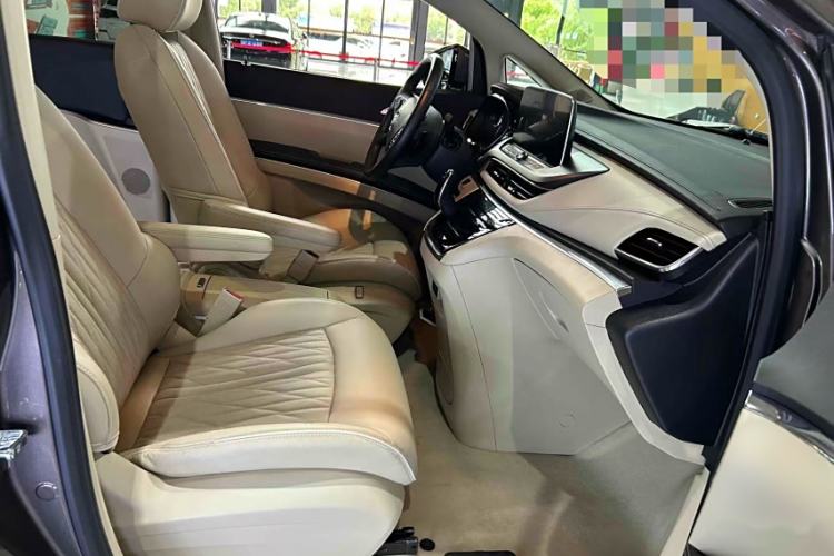 Used Buick GL8 2023 Facelifted Land Cruiser Executive Luxury Version
