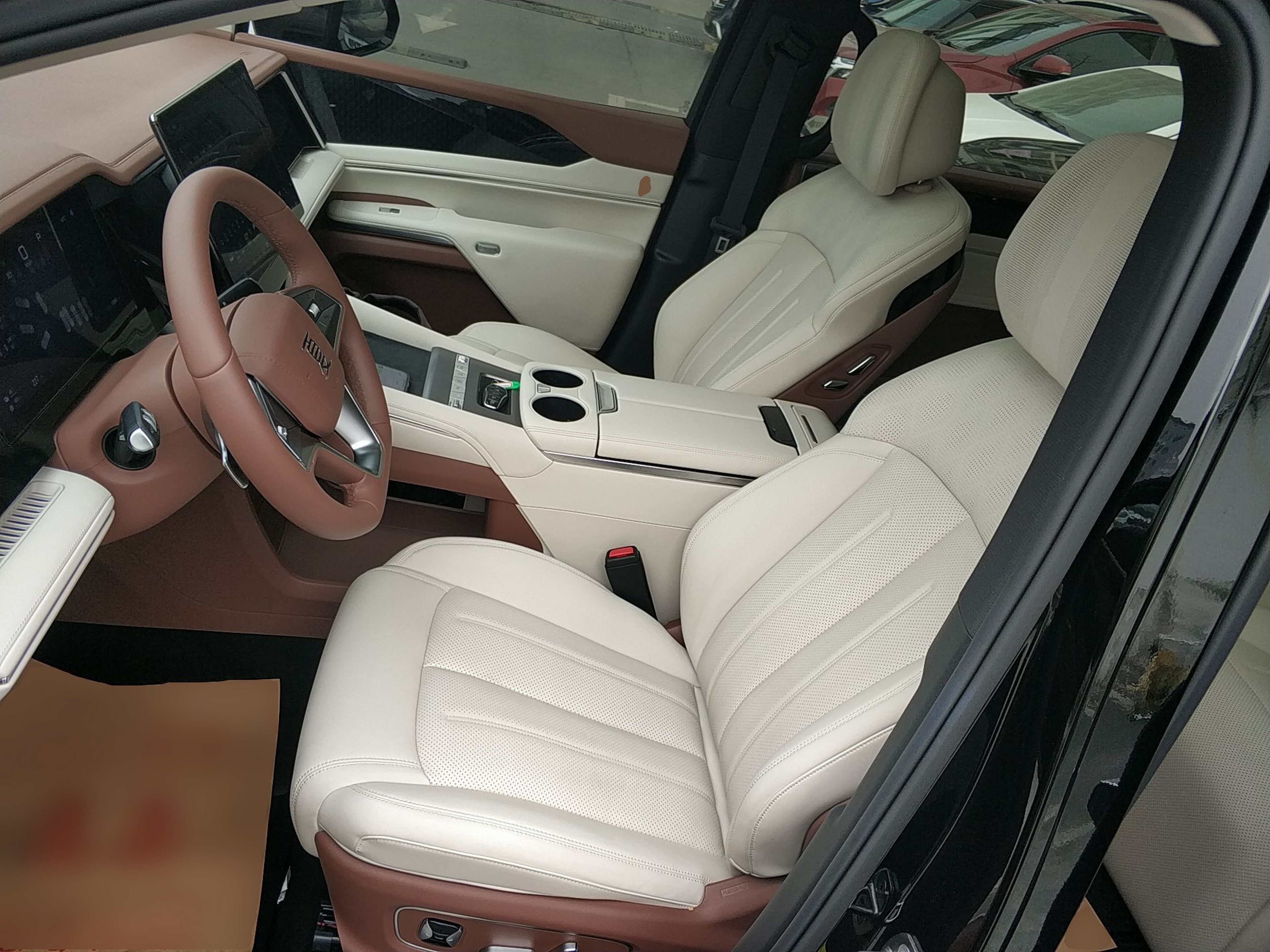 المقاعد الأمامية داخل السيارة