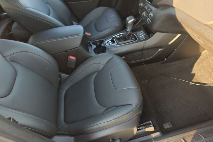 Used  Cherokee 2019 2.0T Two-Wheel Drive Smart Enjoyment Version China VI
