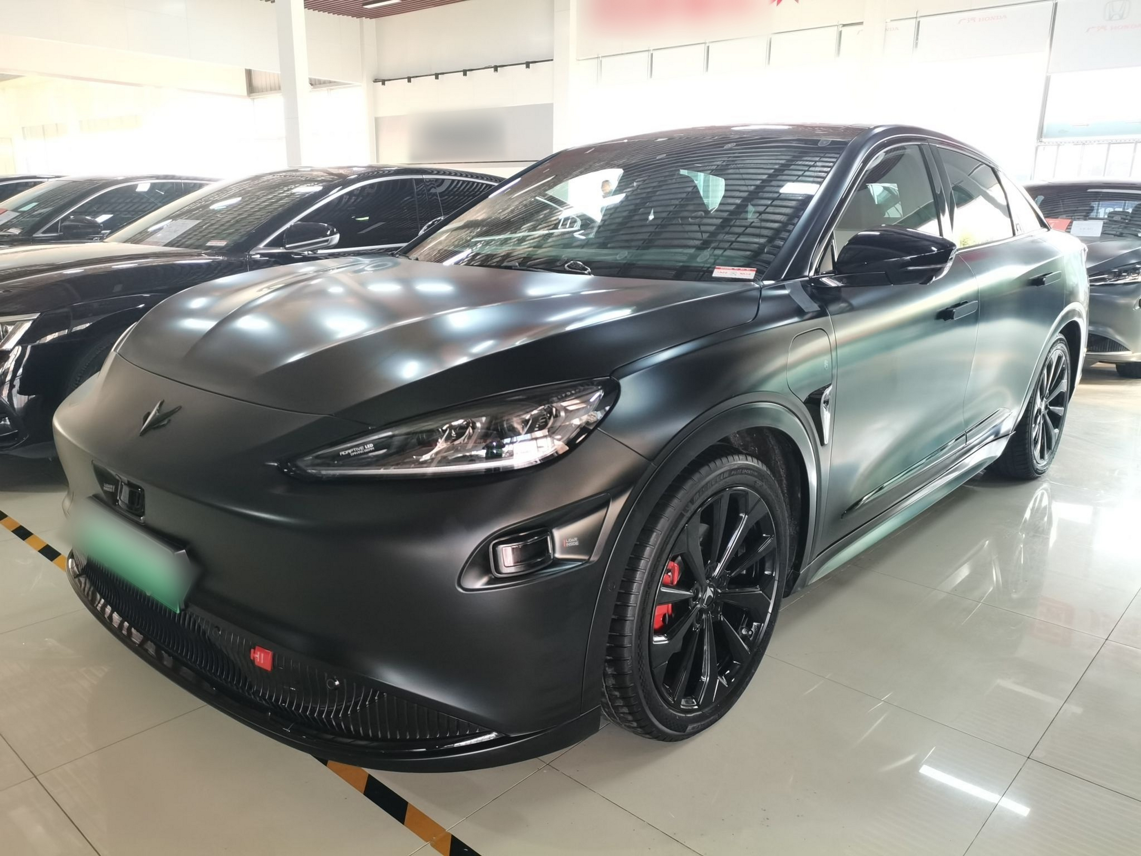 تحت مقدمة السيارة