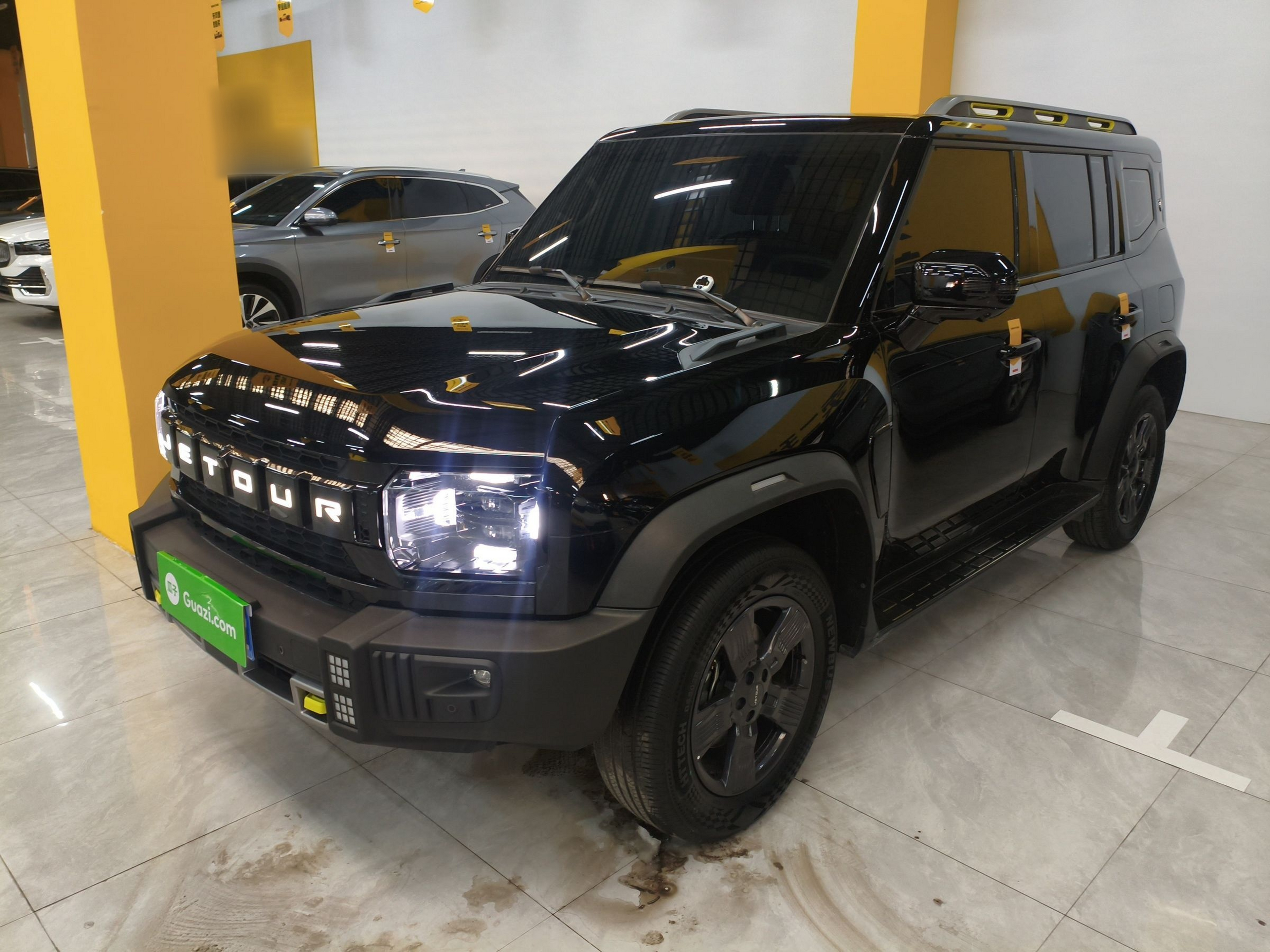 تحت مقدمة السيارة