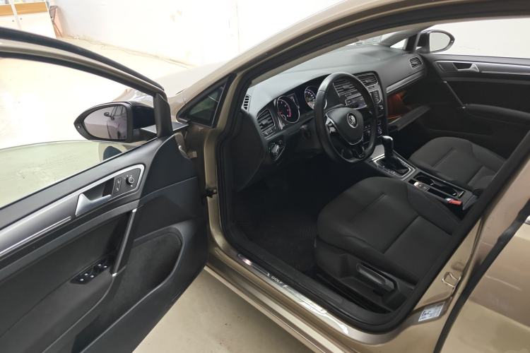 Used Volkswagen Golf 2017 1.6L Automatic Comfort Million-Vehicle Anniversary Edition
