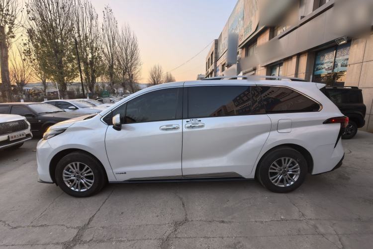 Used Toyota Sienna 2021 2.5L Hybrid Premium Edition
