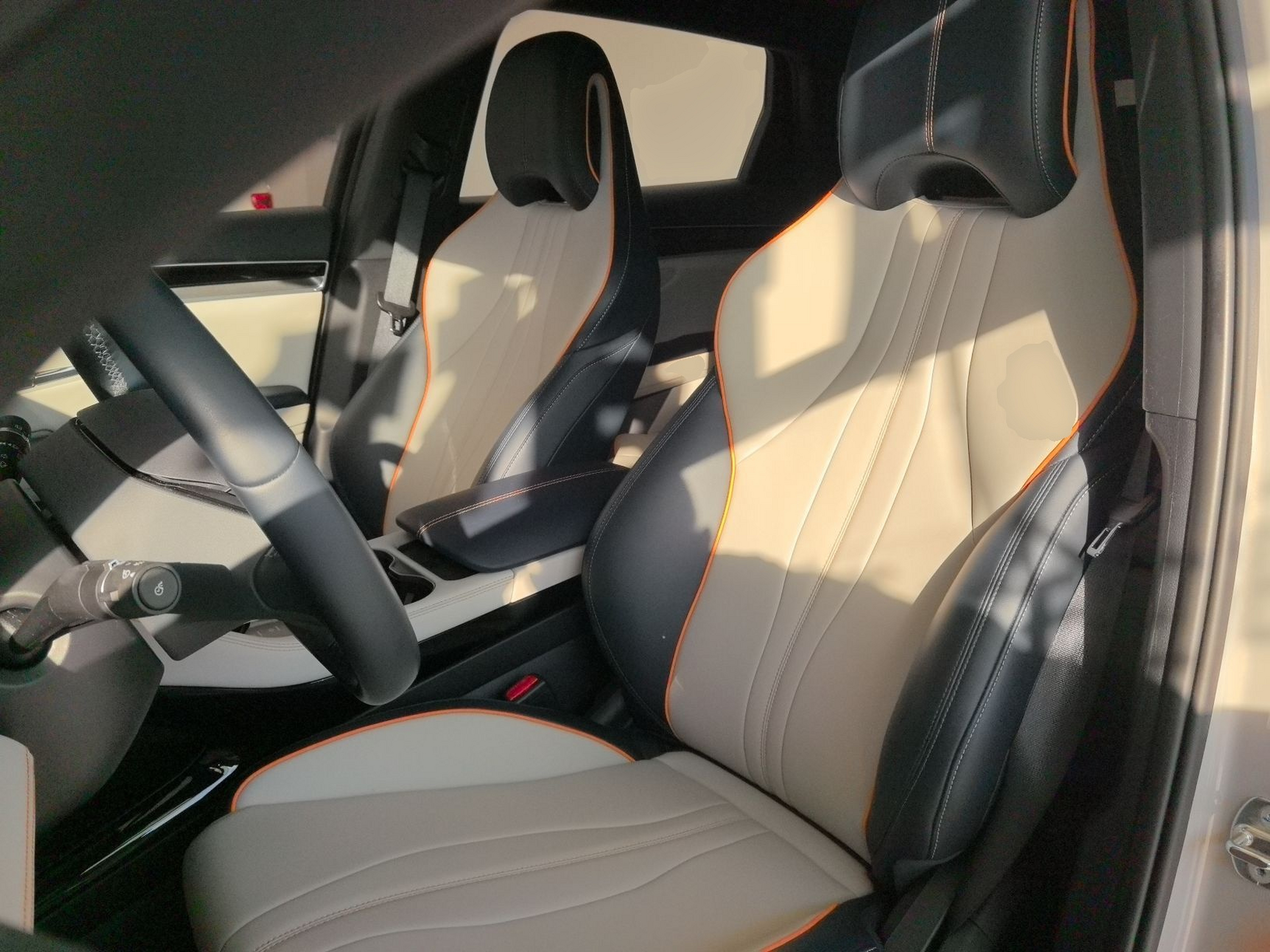 المقاعد الأمامية داخل السيارة