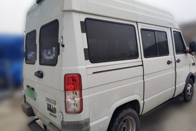 Used Iveco Daily 2021 2.5T A35 M1 Passenger Van 5-9 Seater Short Wheelbase Mid-Roof Design Dual Tires Side Sliding Door
