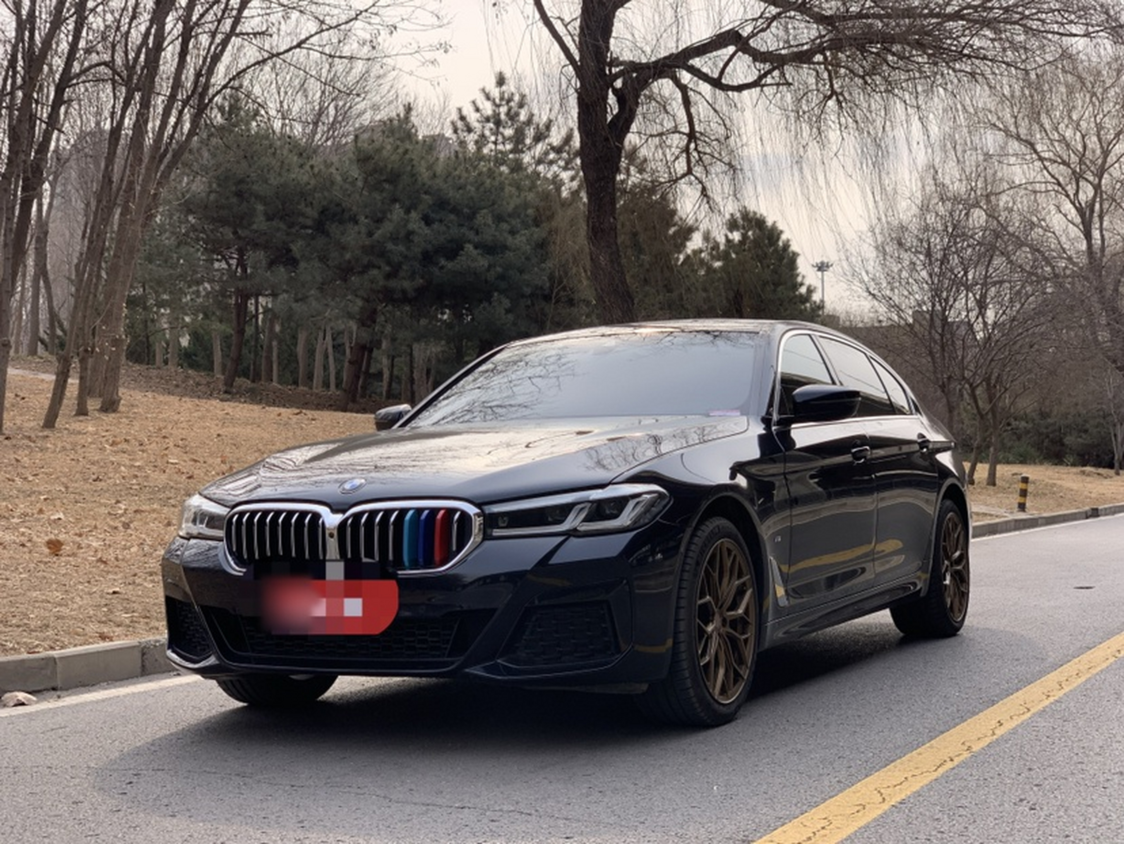 Под передней частью автомобиля