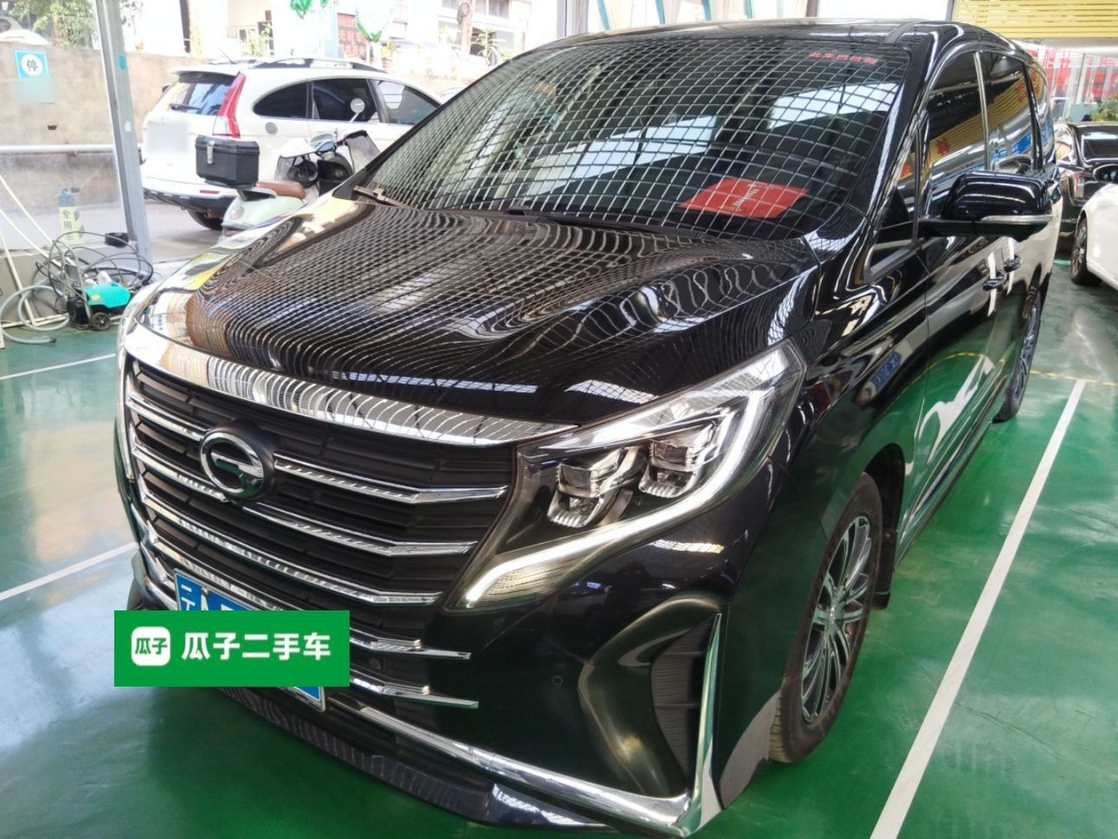 تحت مقدمة السيارة