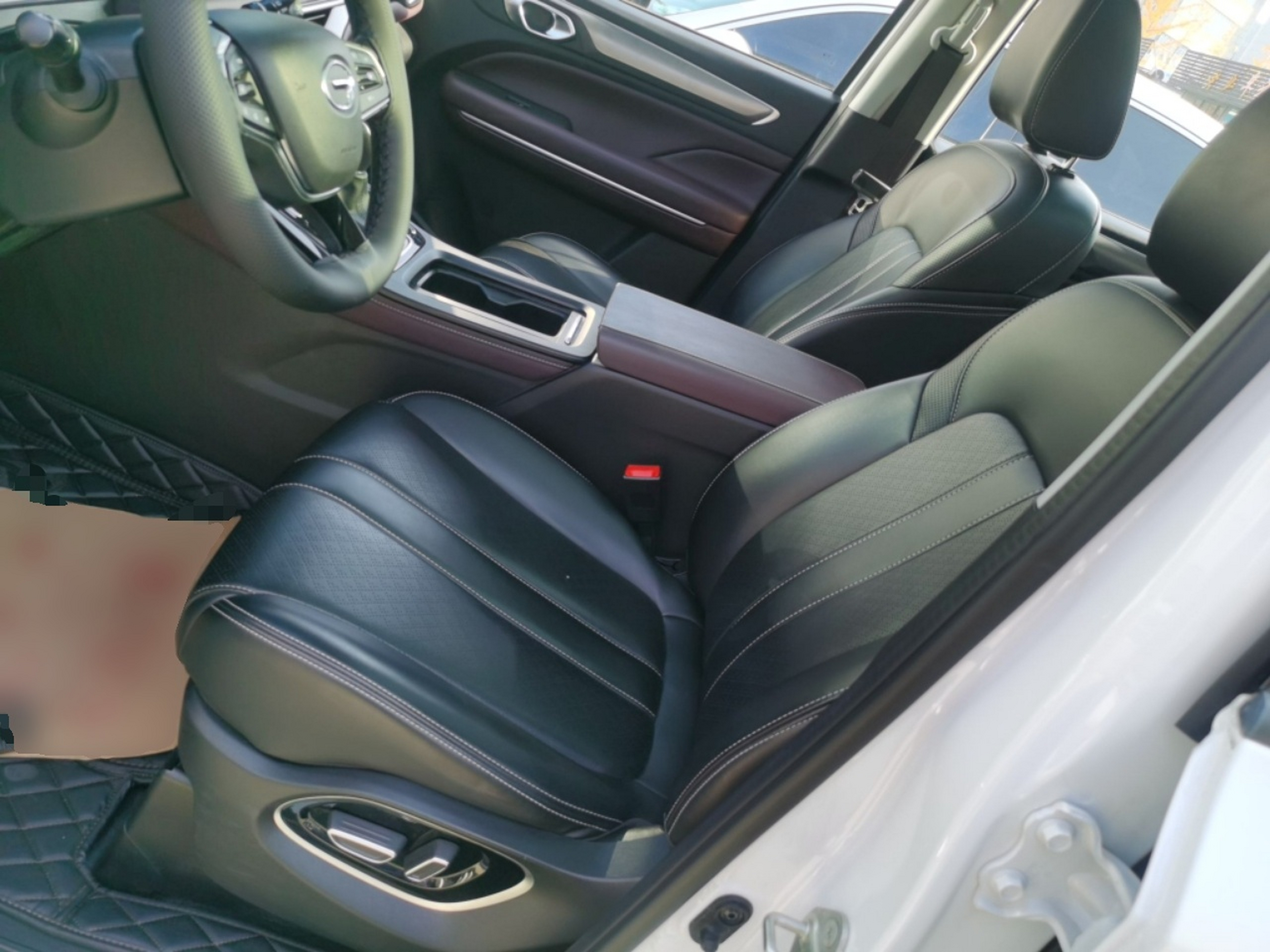 Переднее сиденье в автомобиле