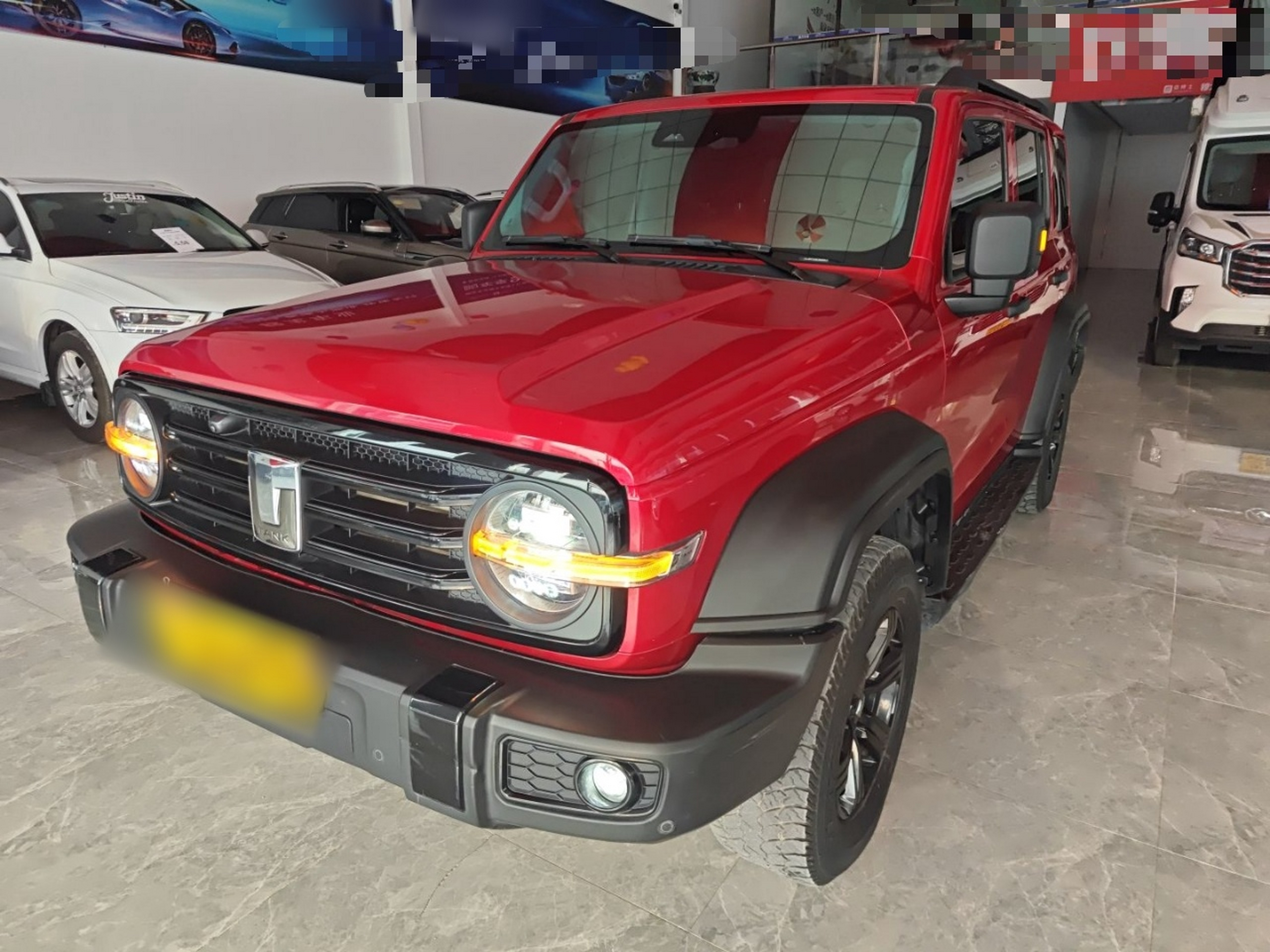 تحت مقدمة السيارة