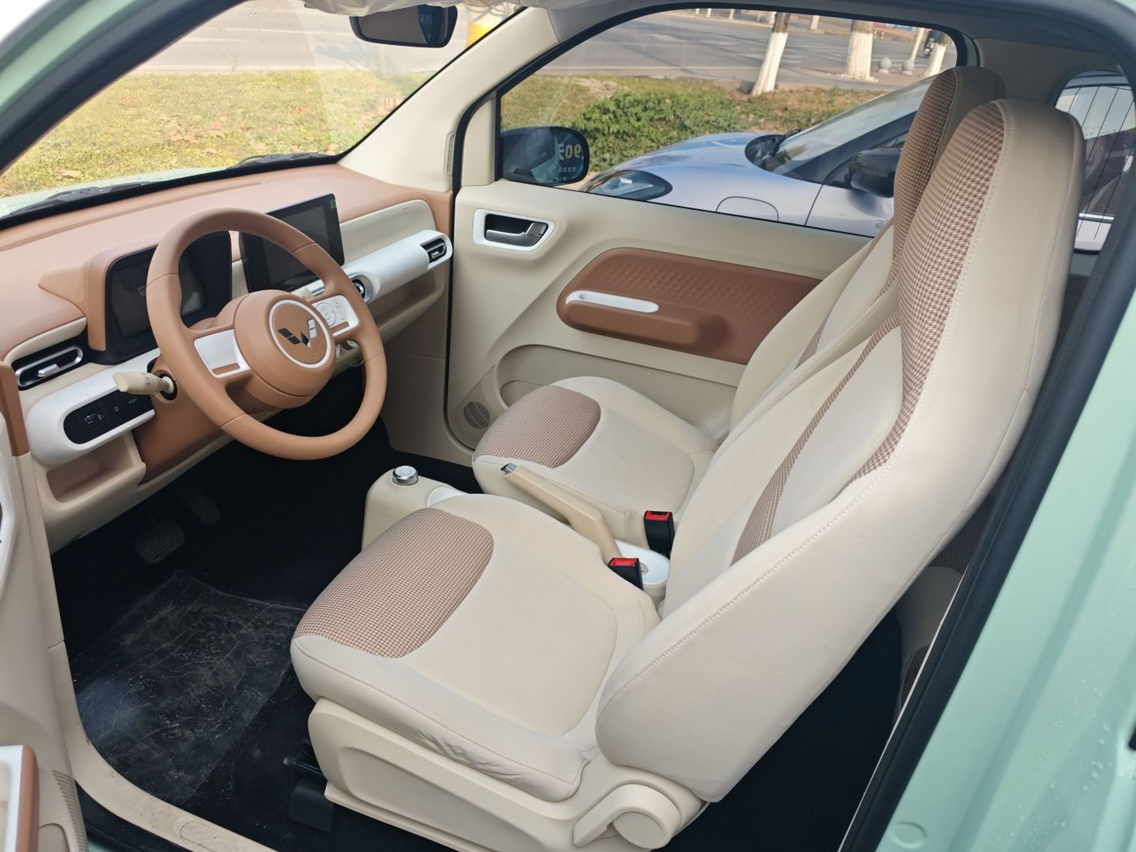 المقاعد الأمامية داخل السيارة