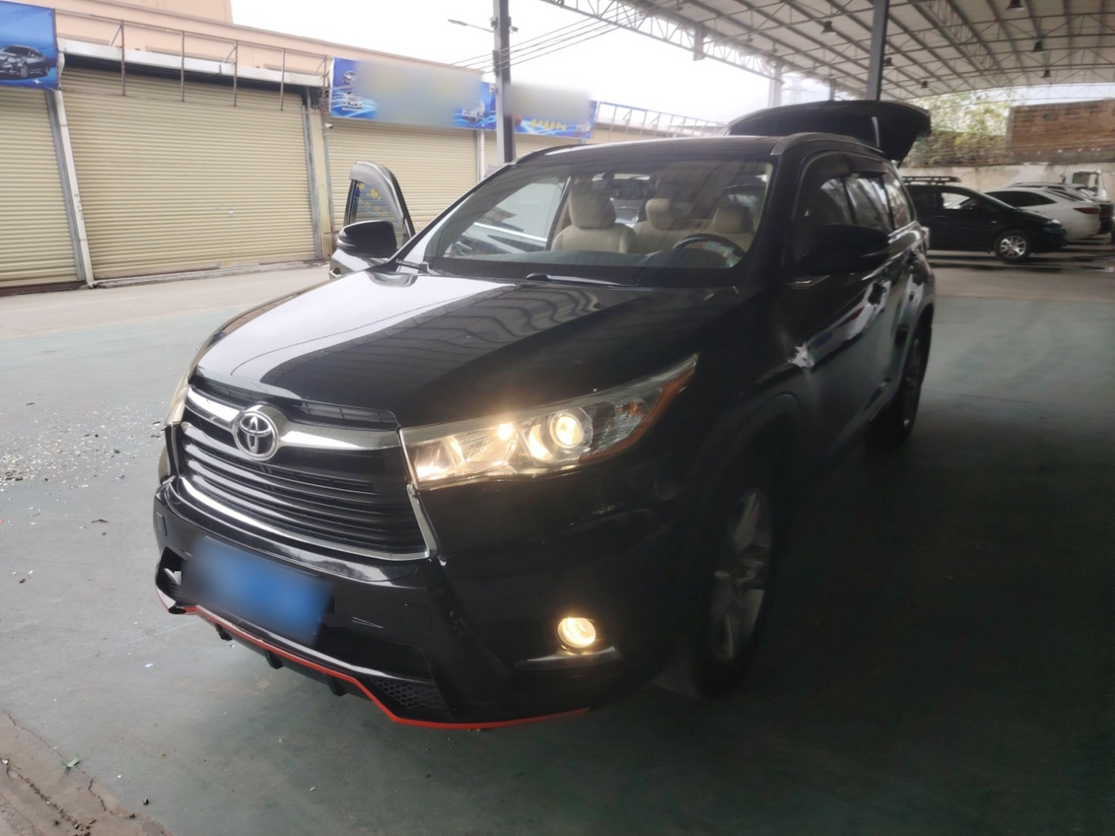 Под передней частью автомобиля