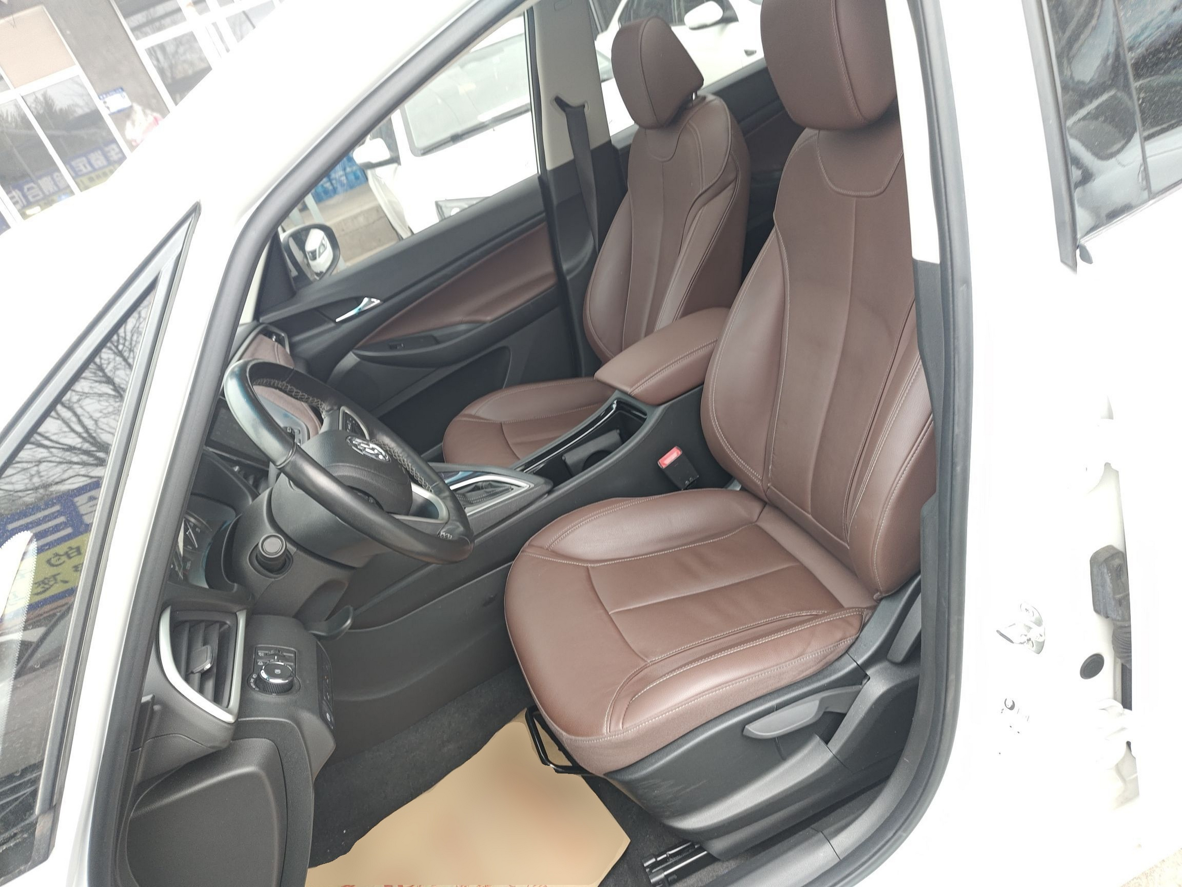 Переднее сиденье в автомобиле