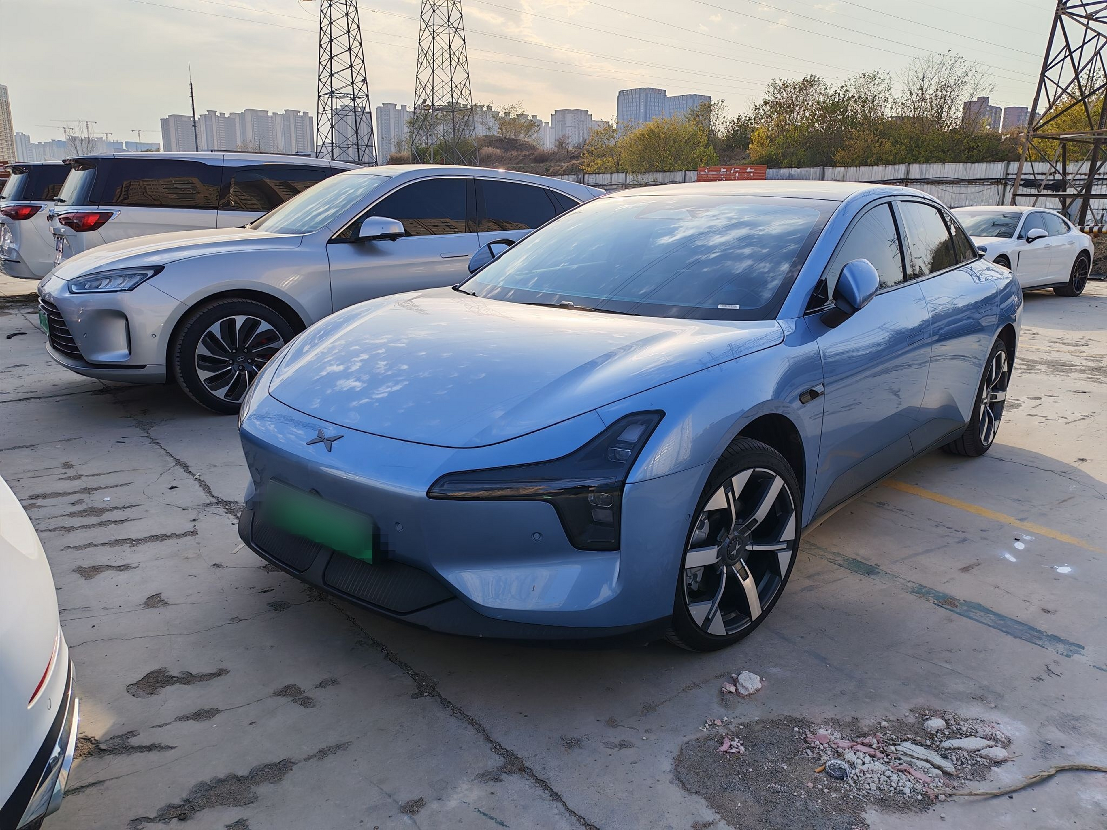 Под передней частью автомобиля