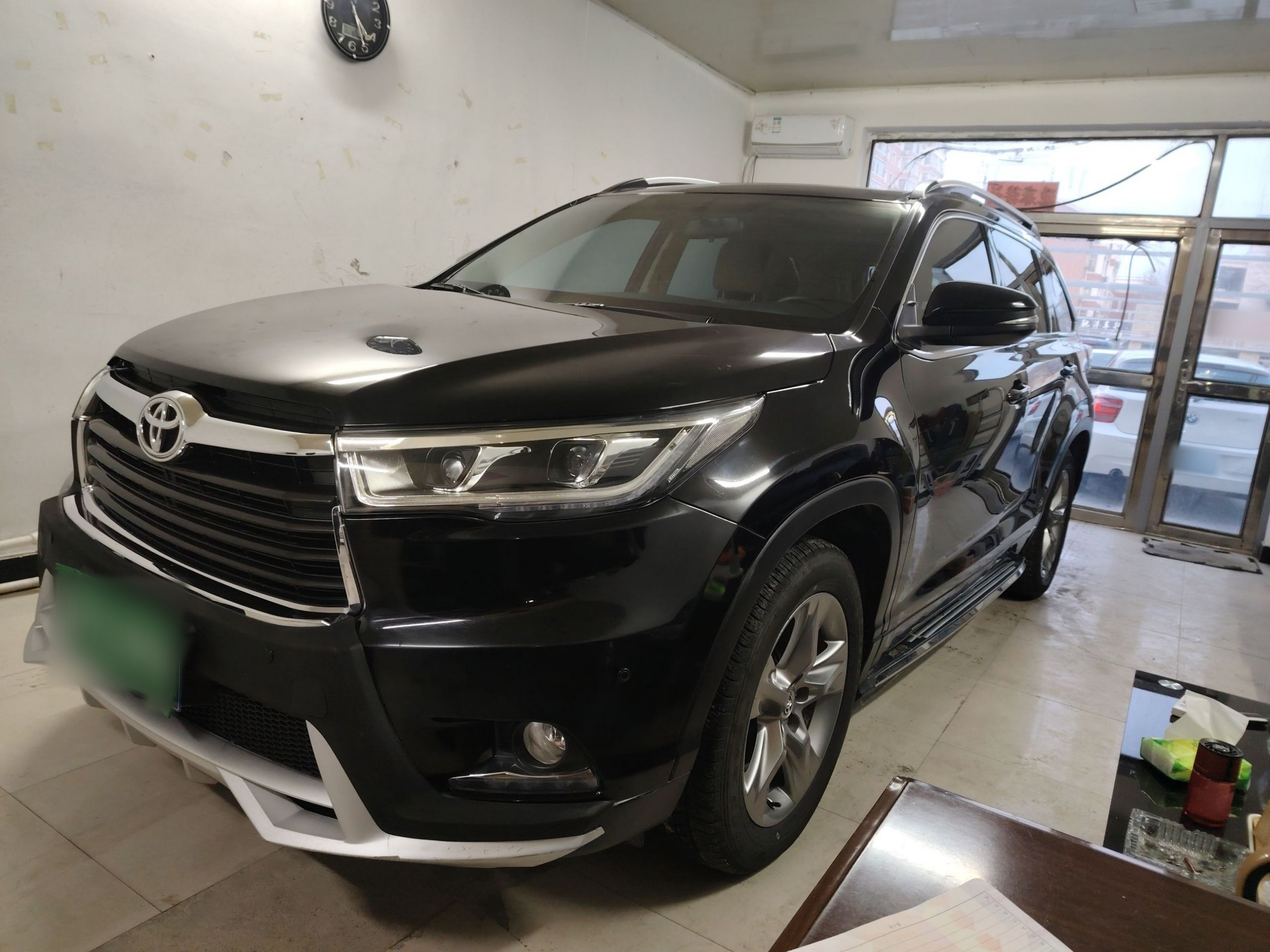 تحت مقدمة السيارة