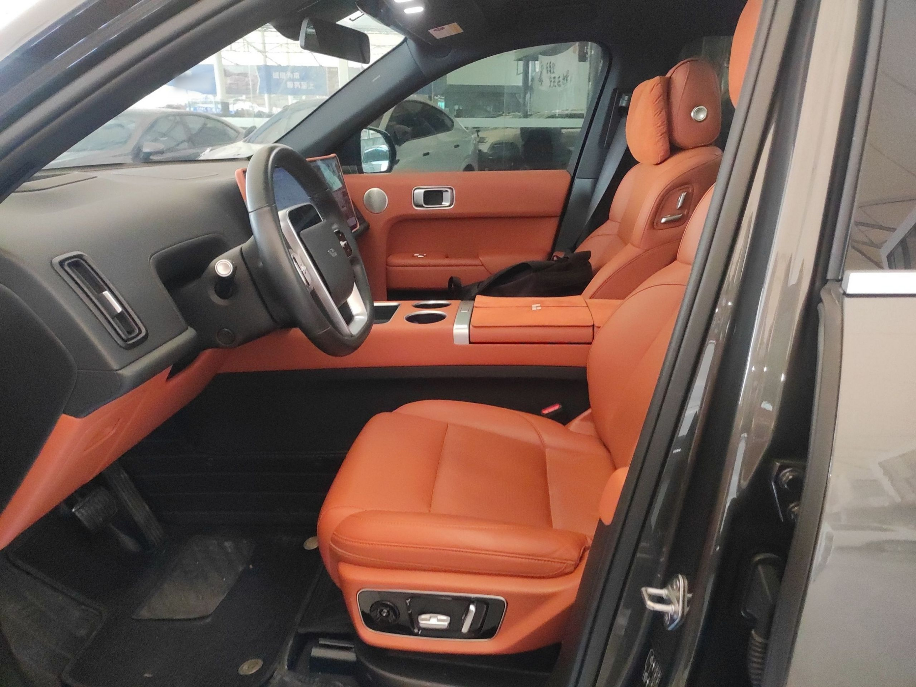 Переднее сиденье в автомобиле