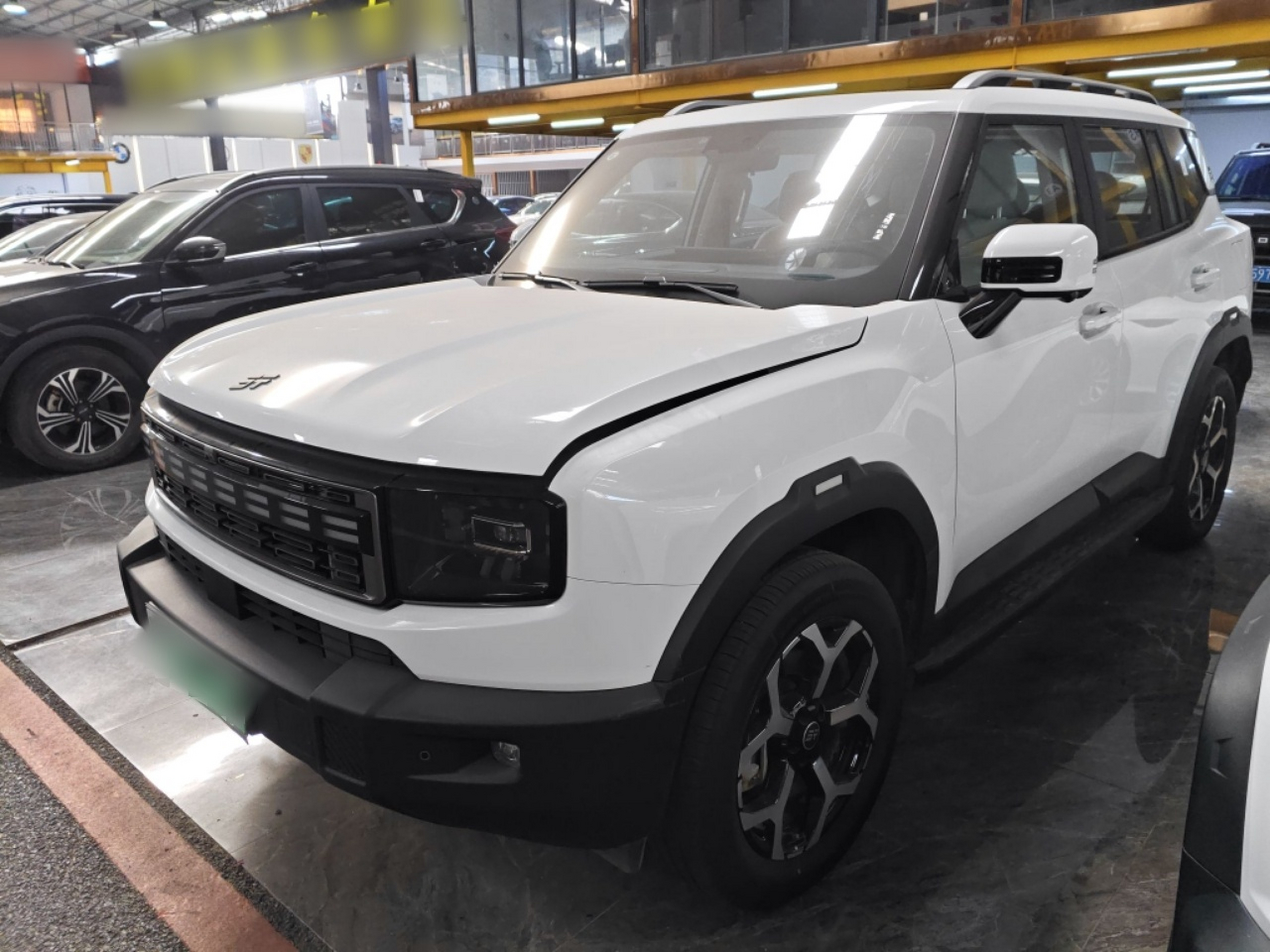 تحت مقدمة السيارة