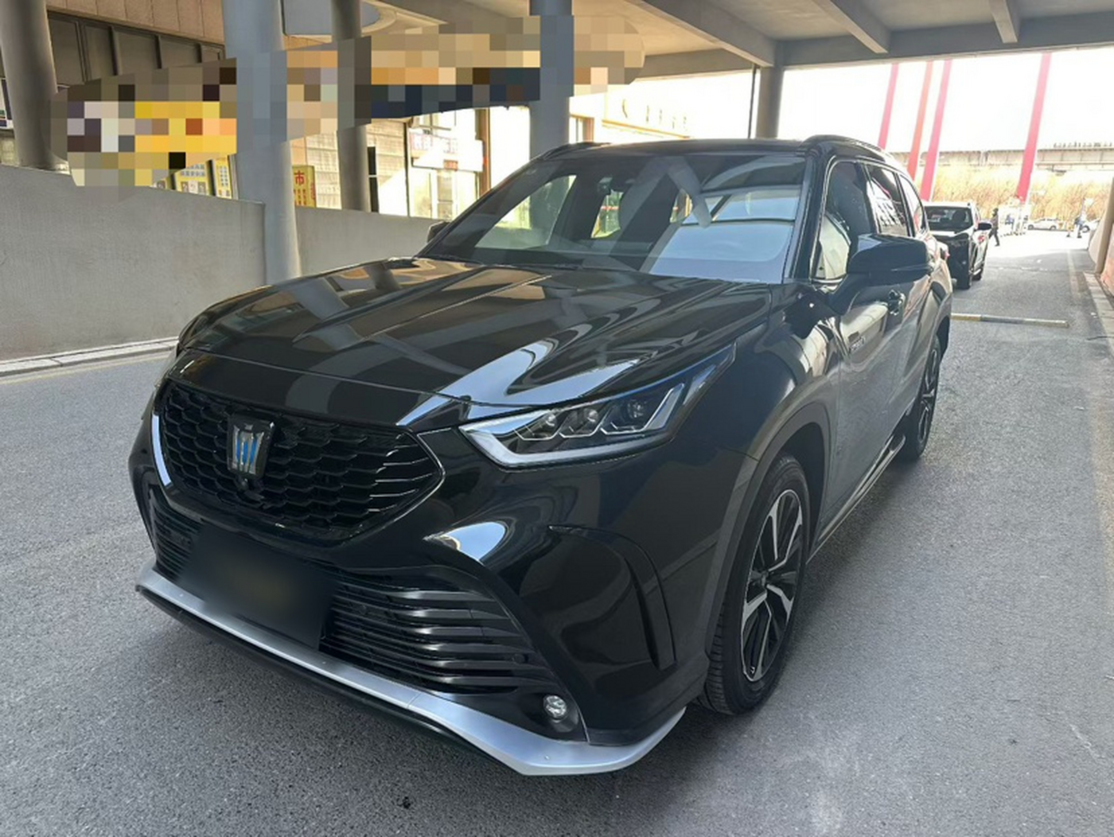 تحت مقدمة السيارة