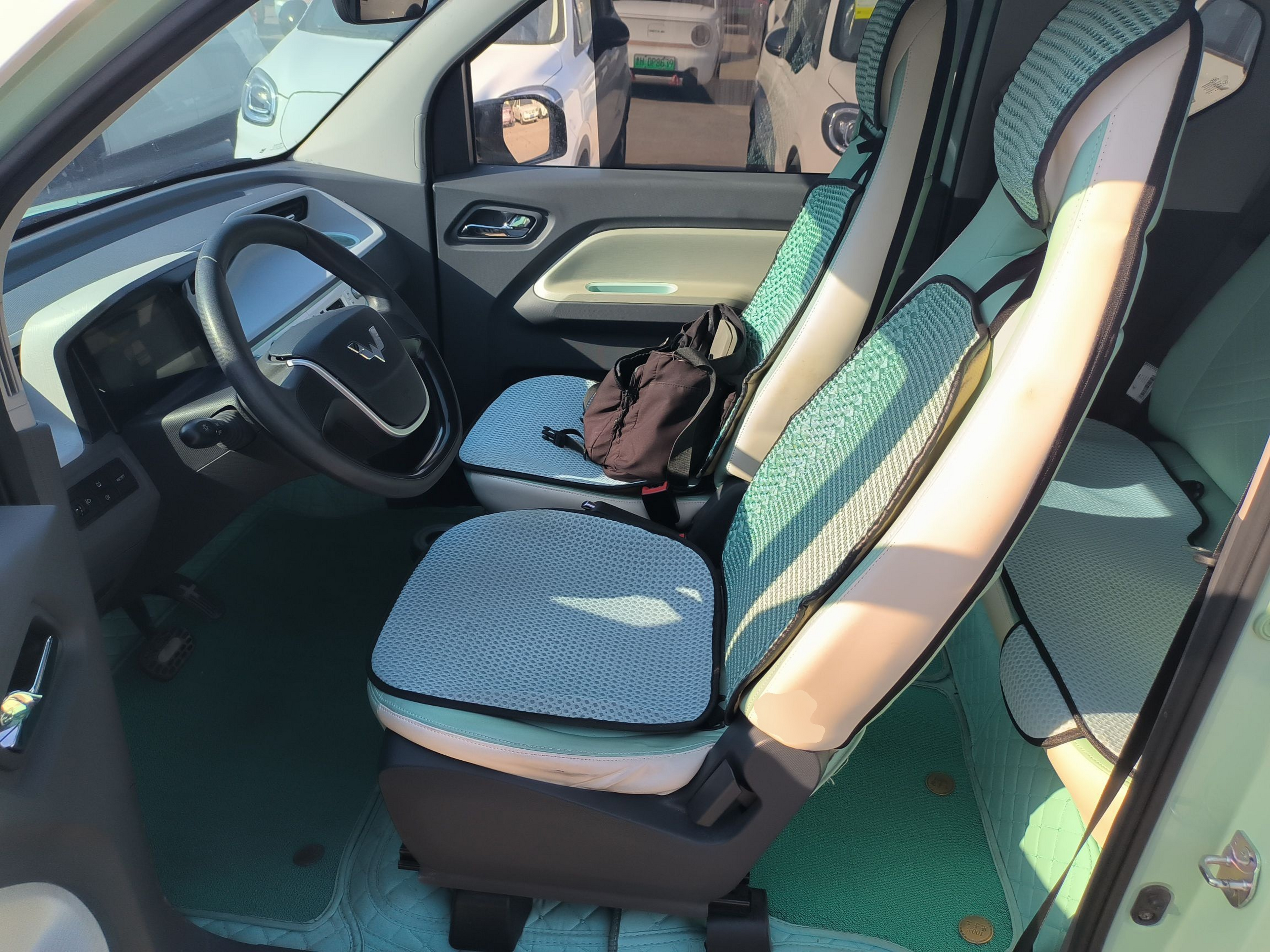 المقاعد الأمامية داخل السيارة