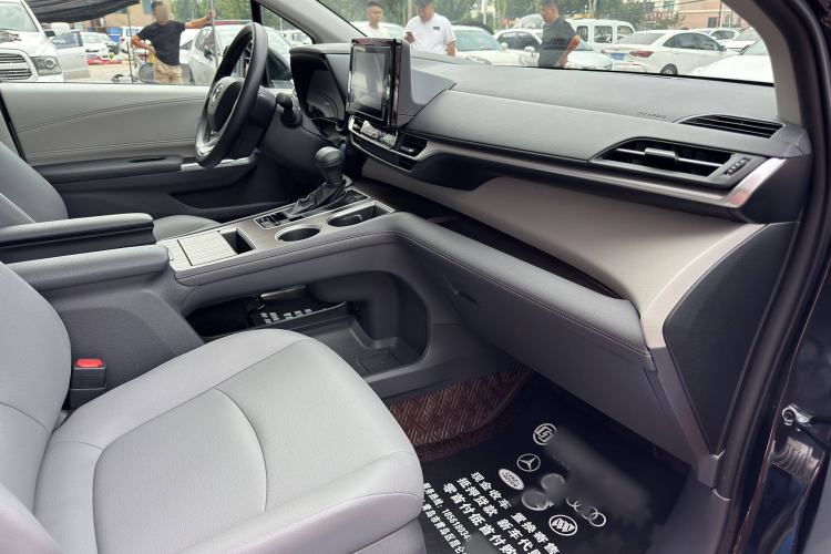 Used Toyota Granvia 2023 2.5L Hybrid Luxury Edition
