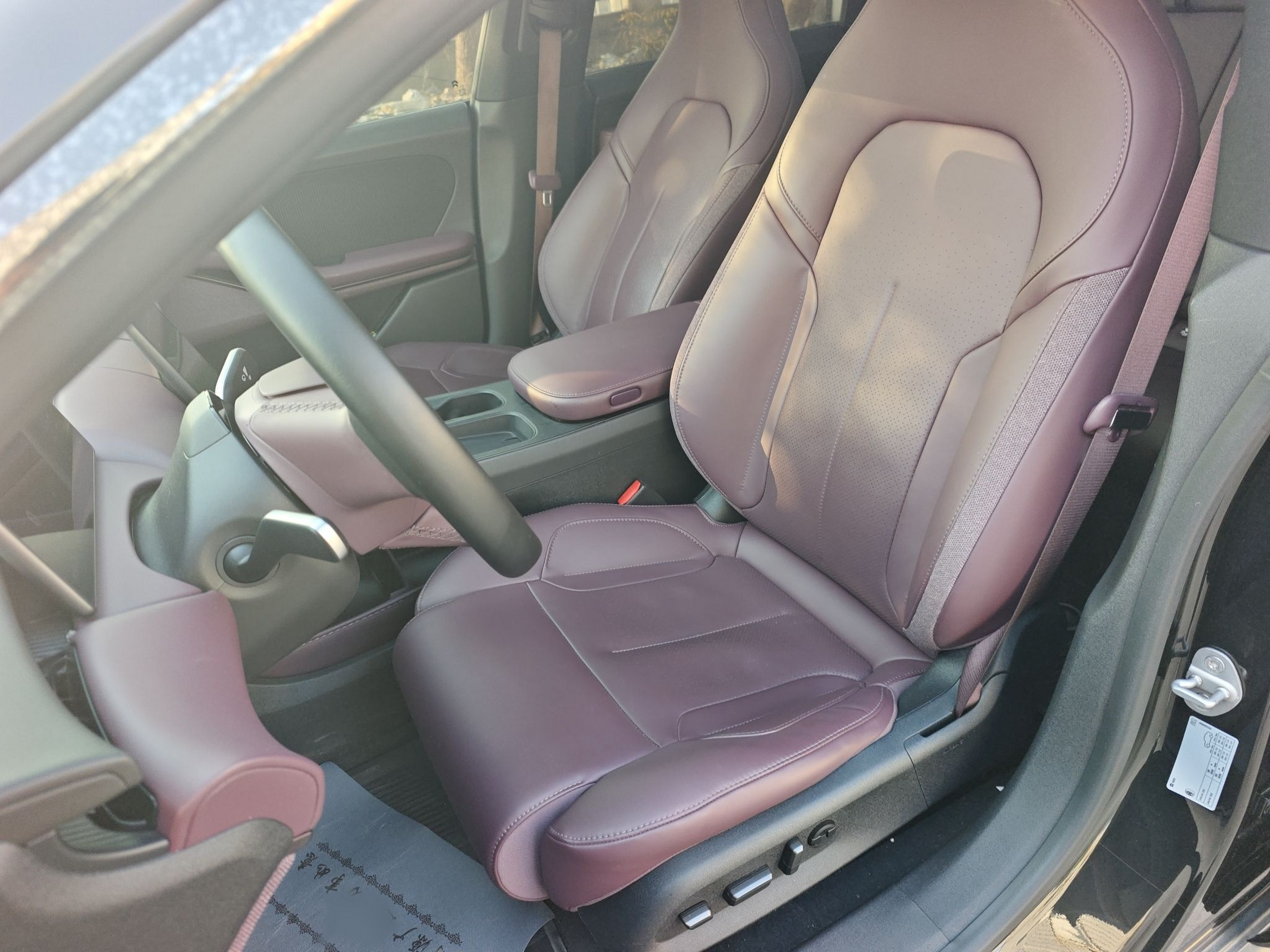 المقاعد الأمامية داخل السيارة