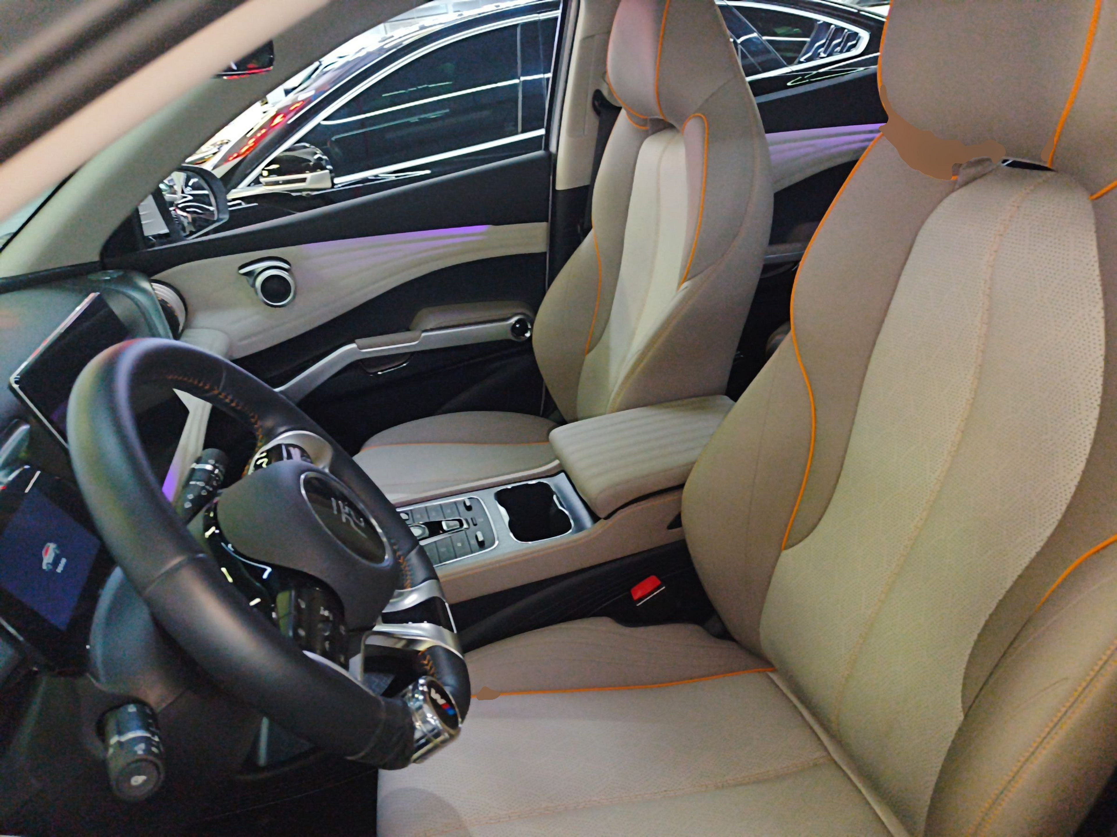المقاعد الأمامية داخل السيارة