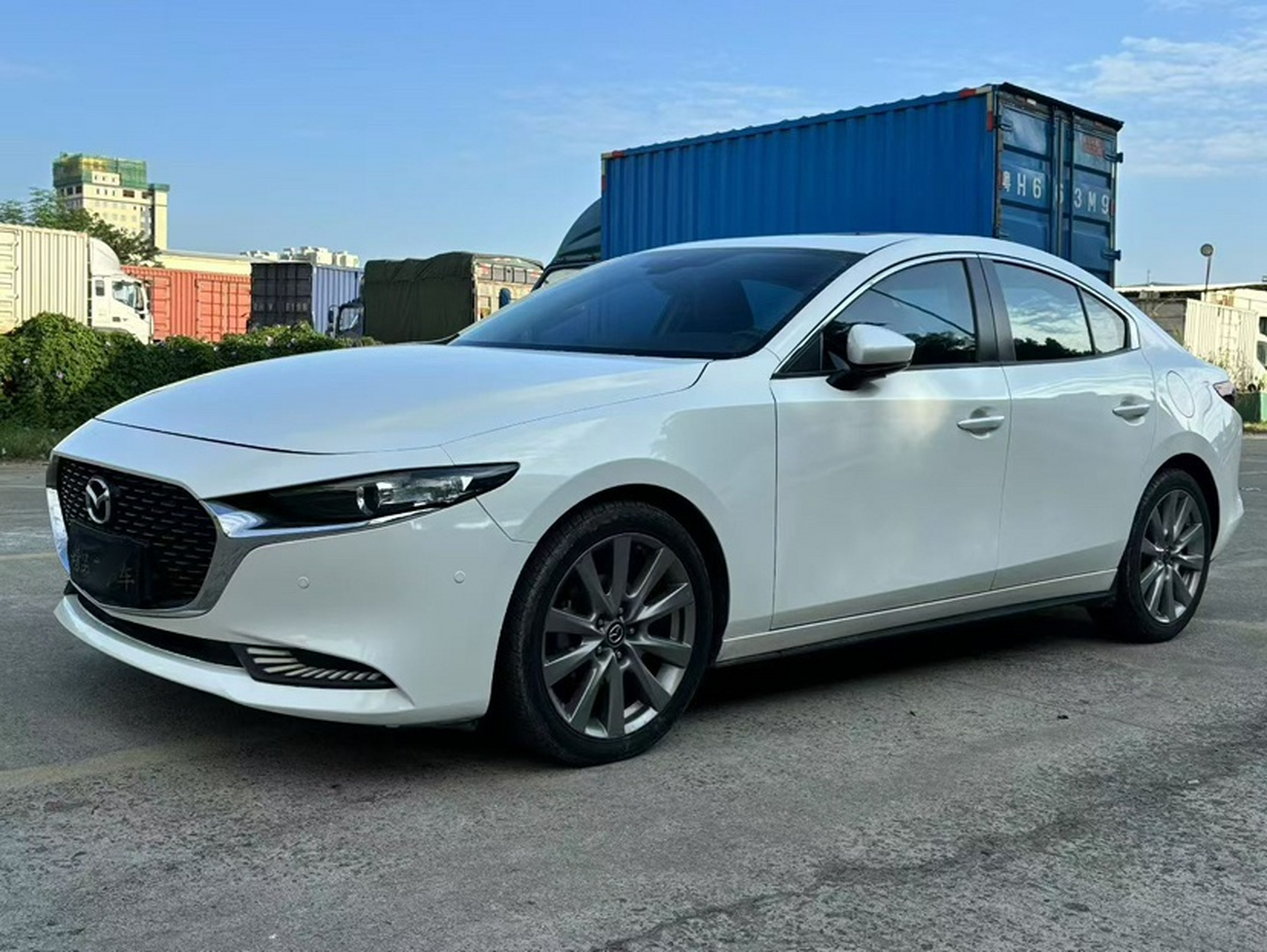 Под передней частью автомобиля