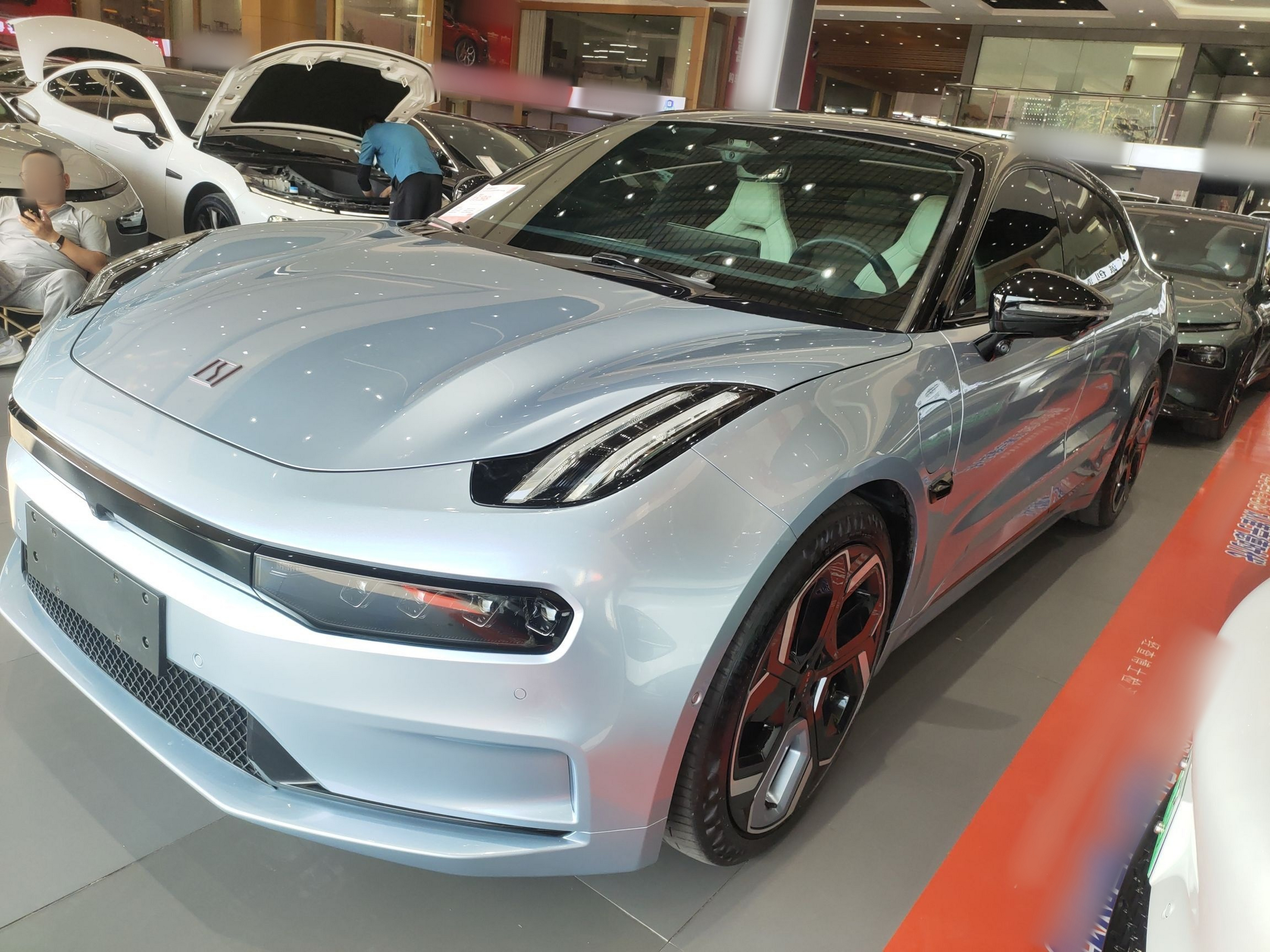 تحت مقدمة السيارة