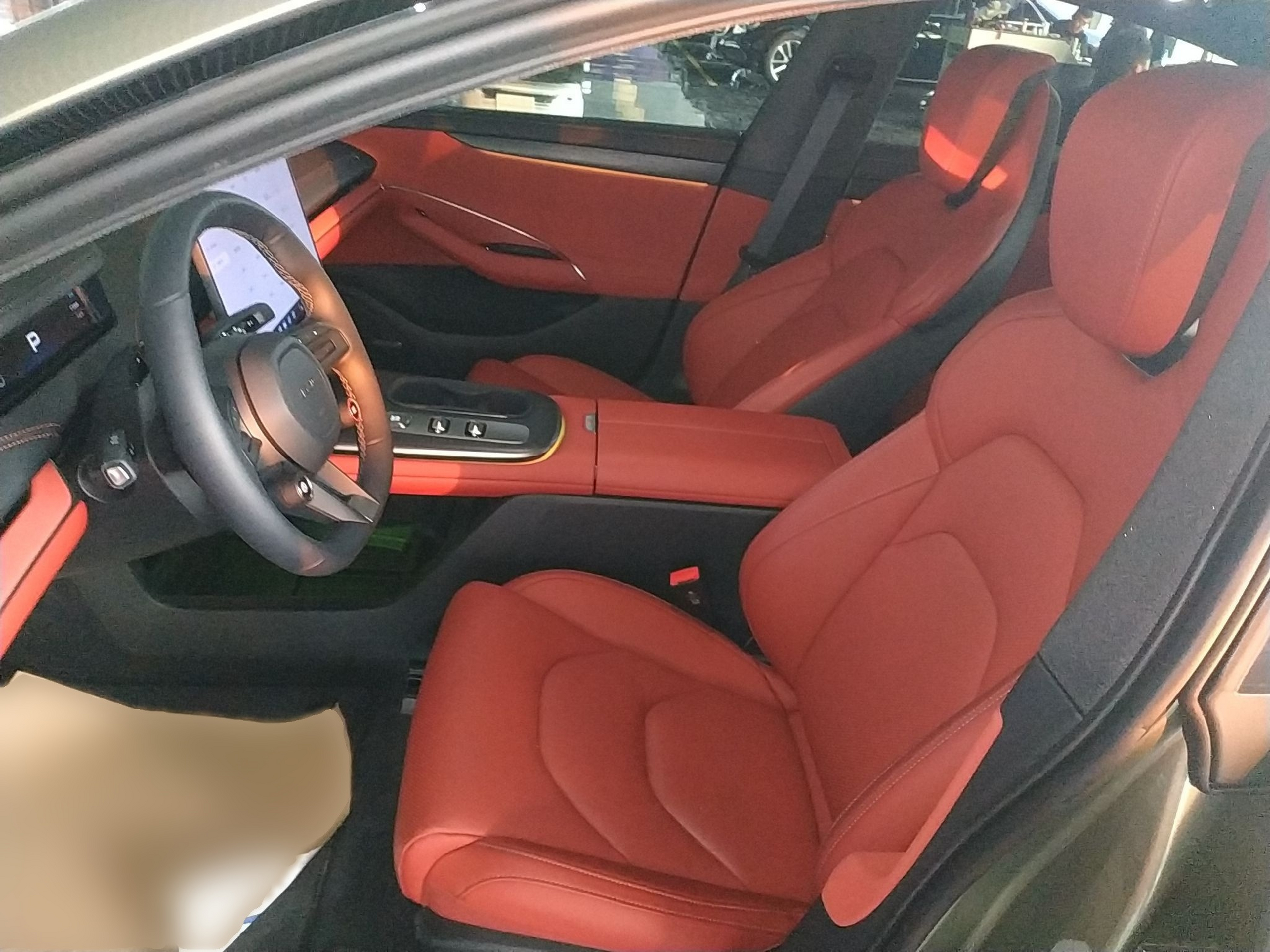 المقاعد الأمامية داخل السيارة