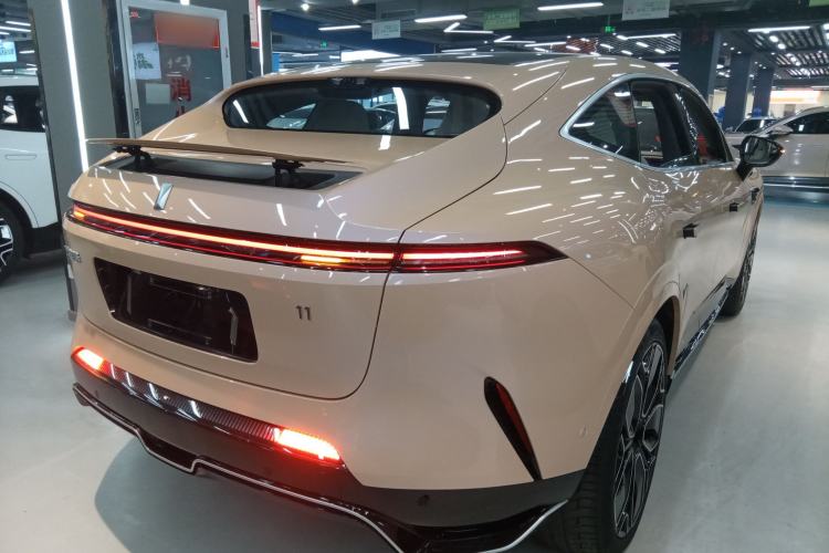 Used  11 2024 730 Luxury Edition with Three Lasers and Rear-Wheel Drive
