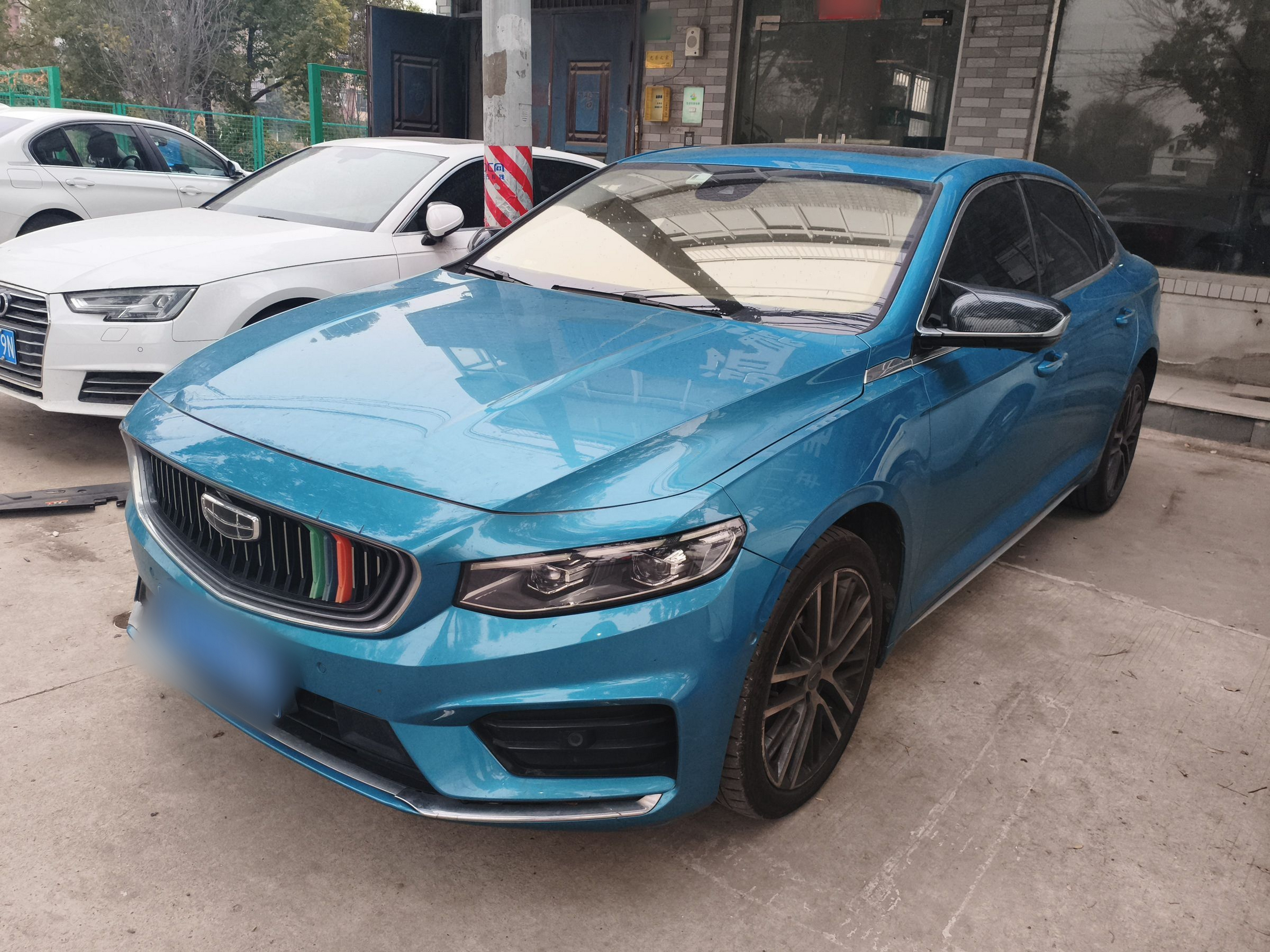 تحت مقدمة السيارة