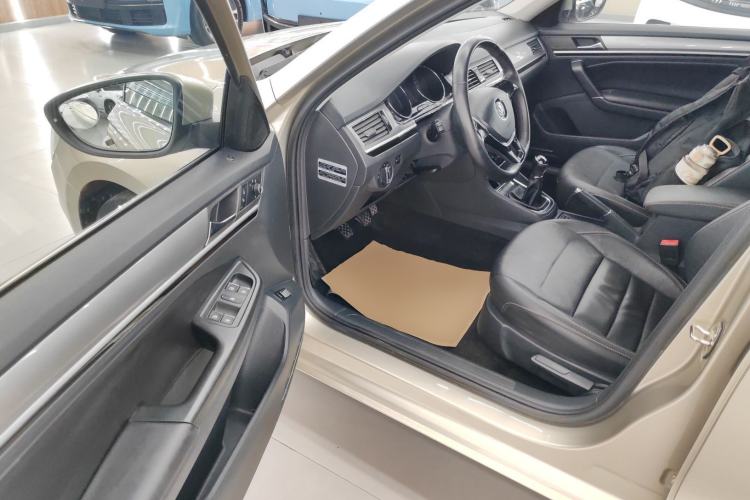 Used Volkswagen Bora 2016 1.6L manual Comfort trim level
