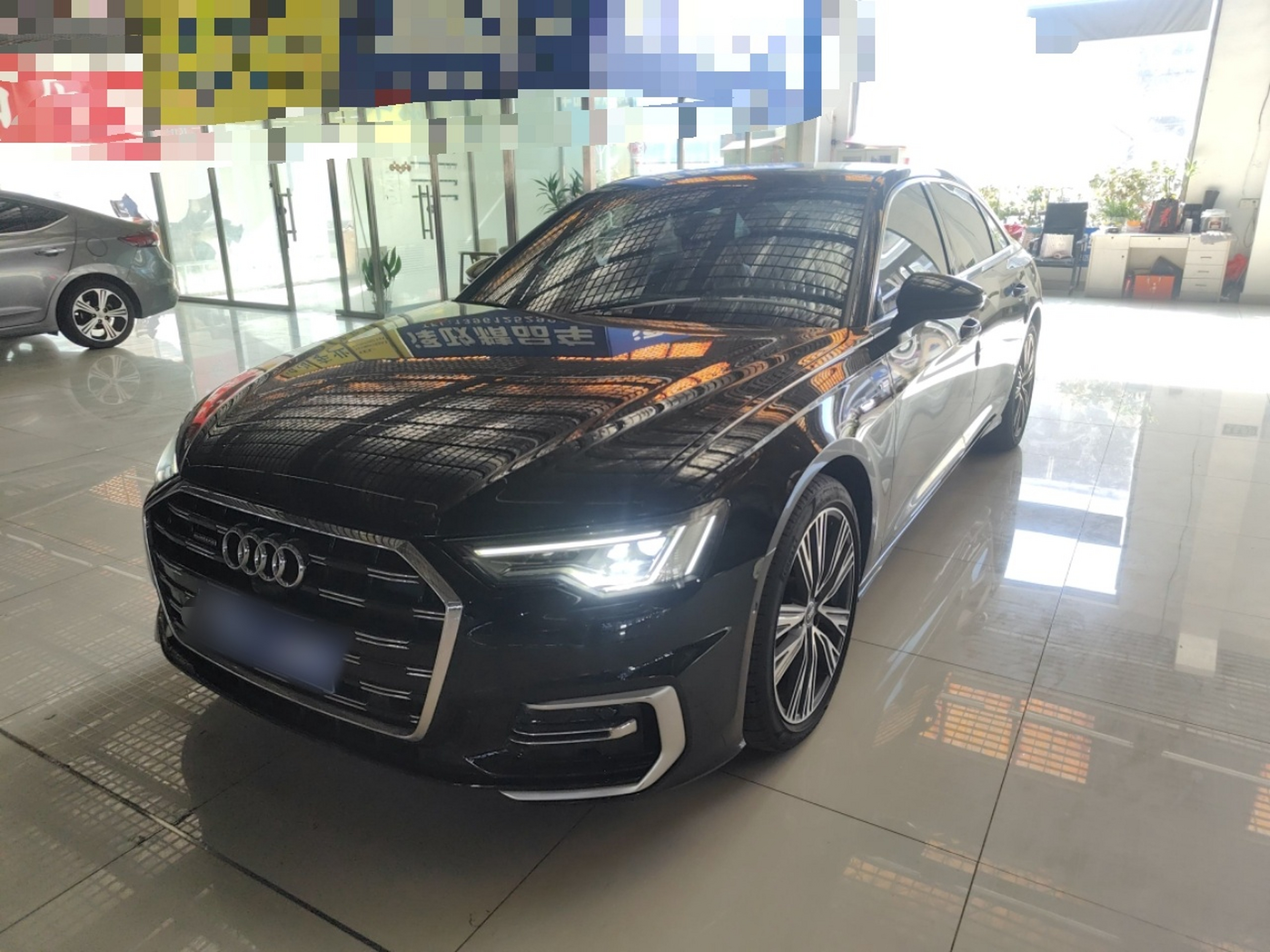 تحت مقدمة السيارة