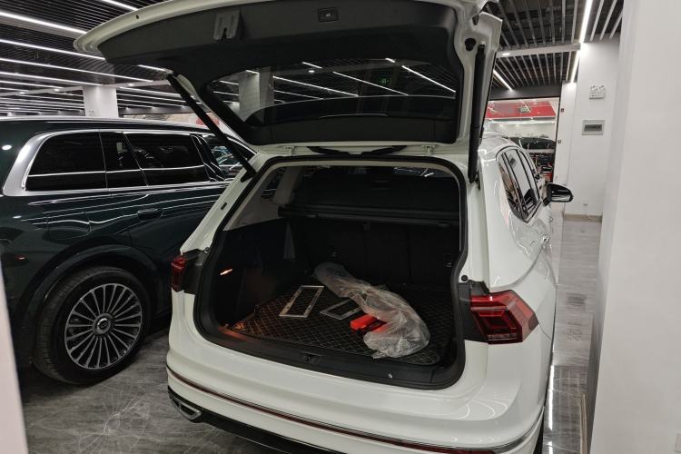 Used Volkswagen Tiguan L 2023 330TSI Automatic Two-Wheel Drive R-Line Enjoyment Edition
