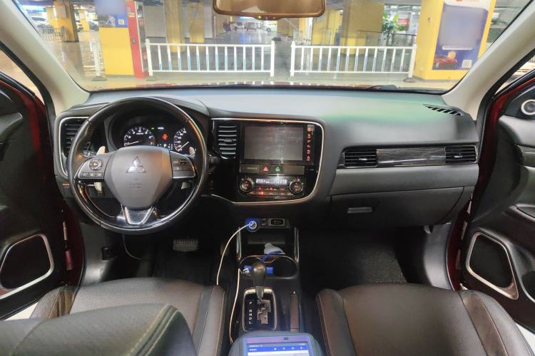 Used Mitsubishi Outlander 2016 2.4L 4x4 Luxury Edition 7-Seater
