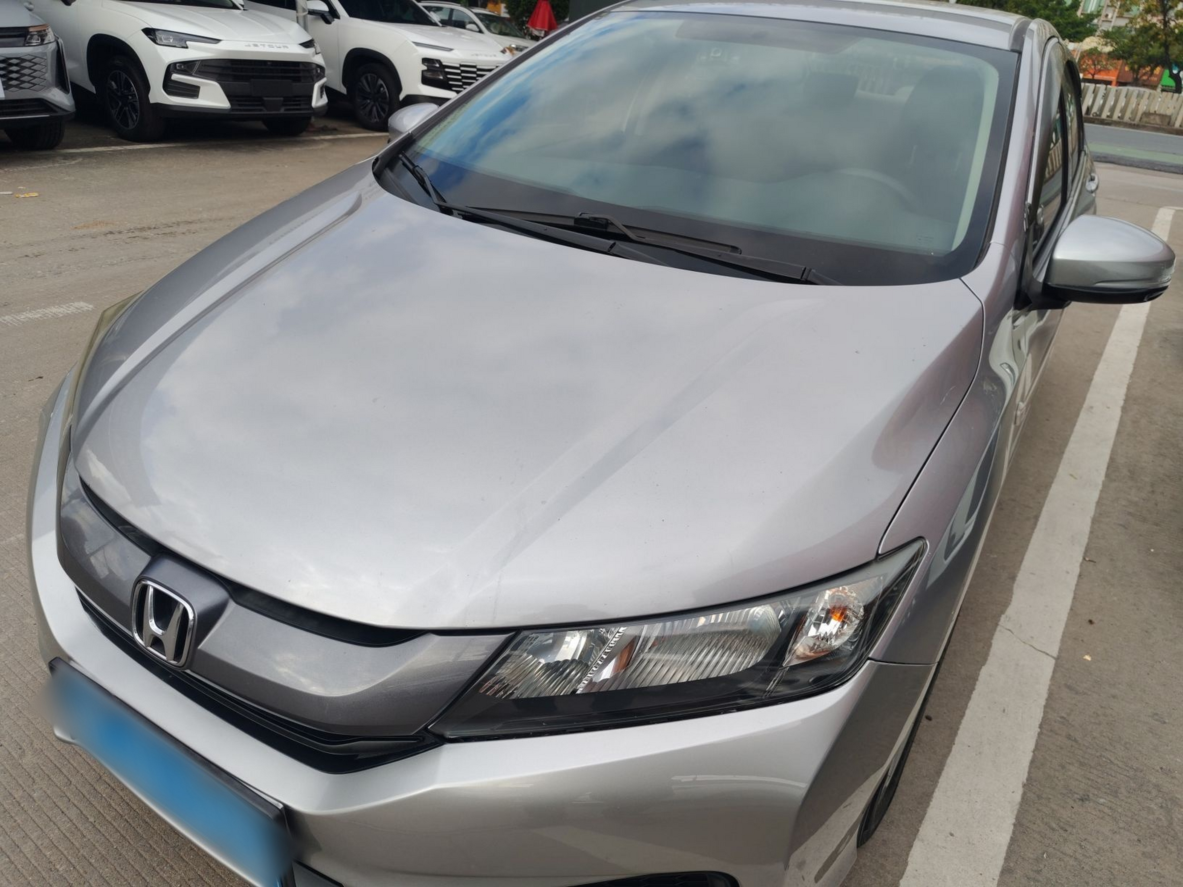 Под передней частью автомобиля