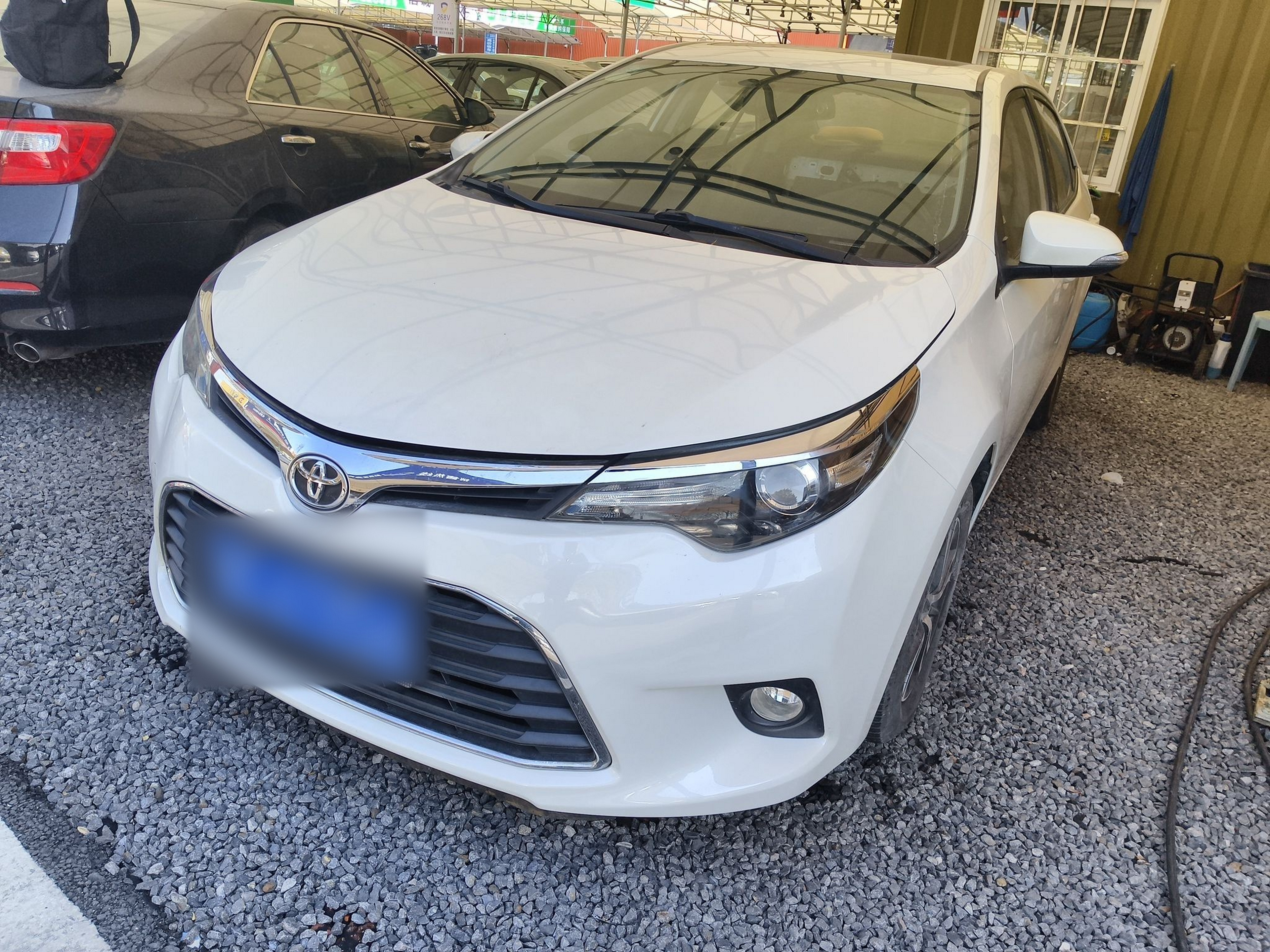 Под передней частью автомобиля