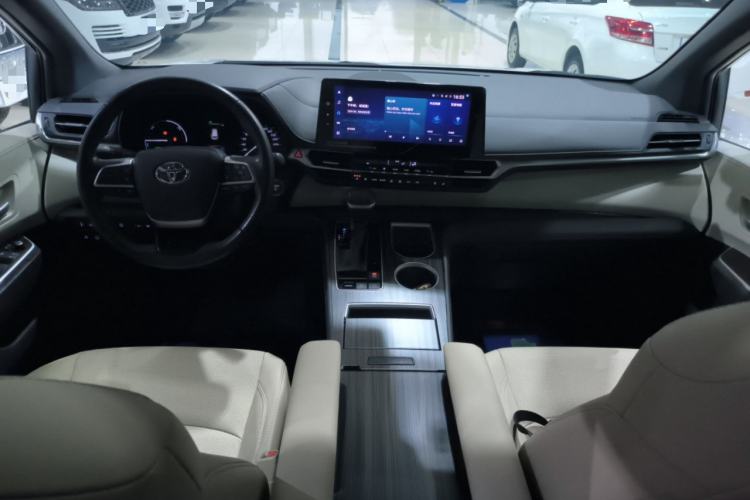 Used Toyota Sienna 2023 2.5L Hybrid Deluxe Edition