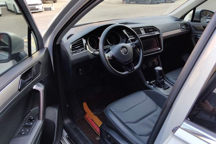 Used Volkswagen Tiguan L 2019 330TSI Automatic Two-Wheel Drive Panoramic Comfort Edition China VI Standard
