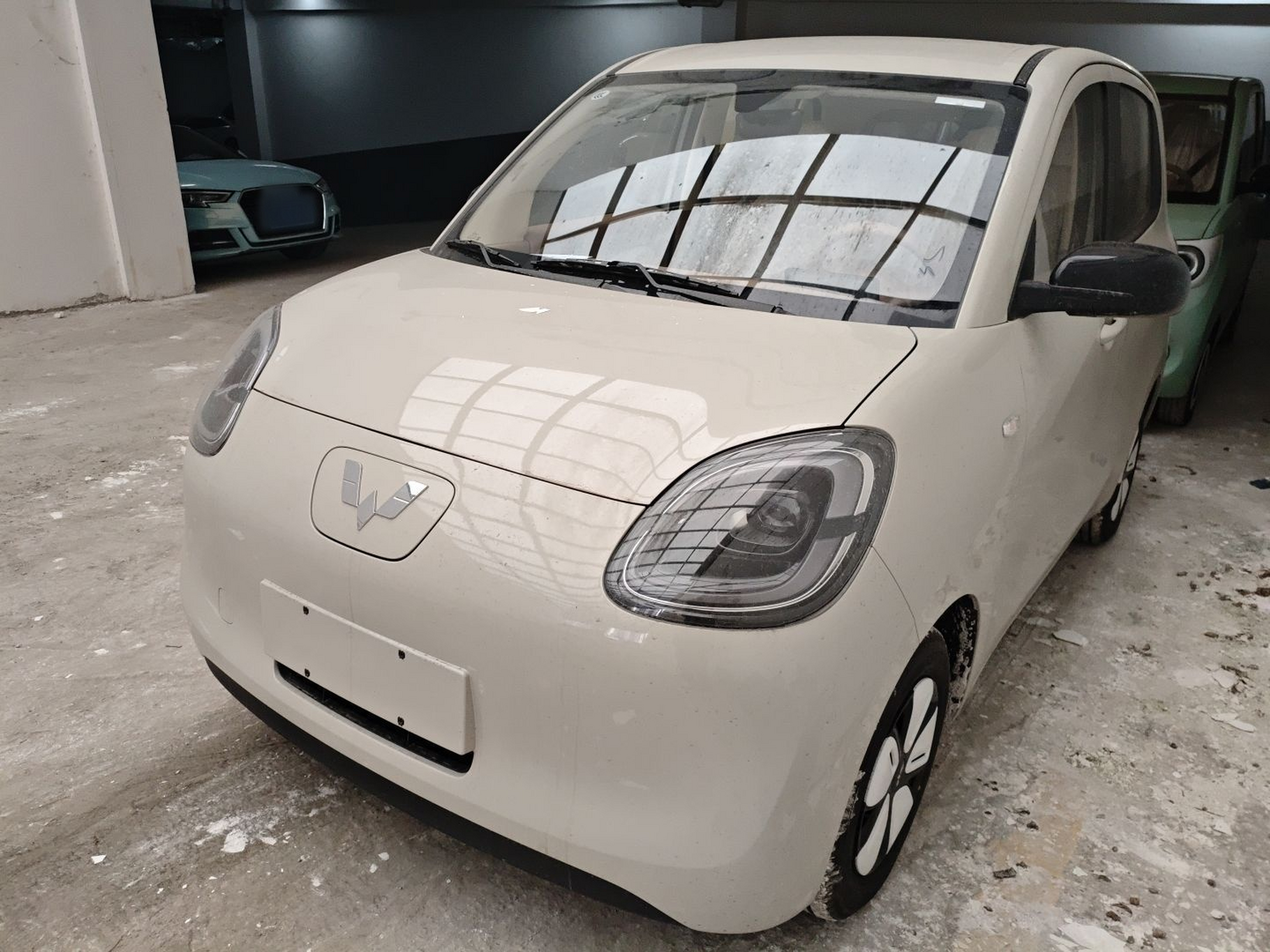 Под передней частью автомобиля