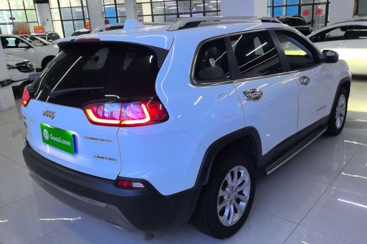 Used  Cherokee 2019 2.0T Two-Wheel Drive Smart Enjoyment Version China V
