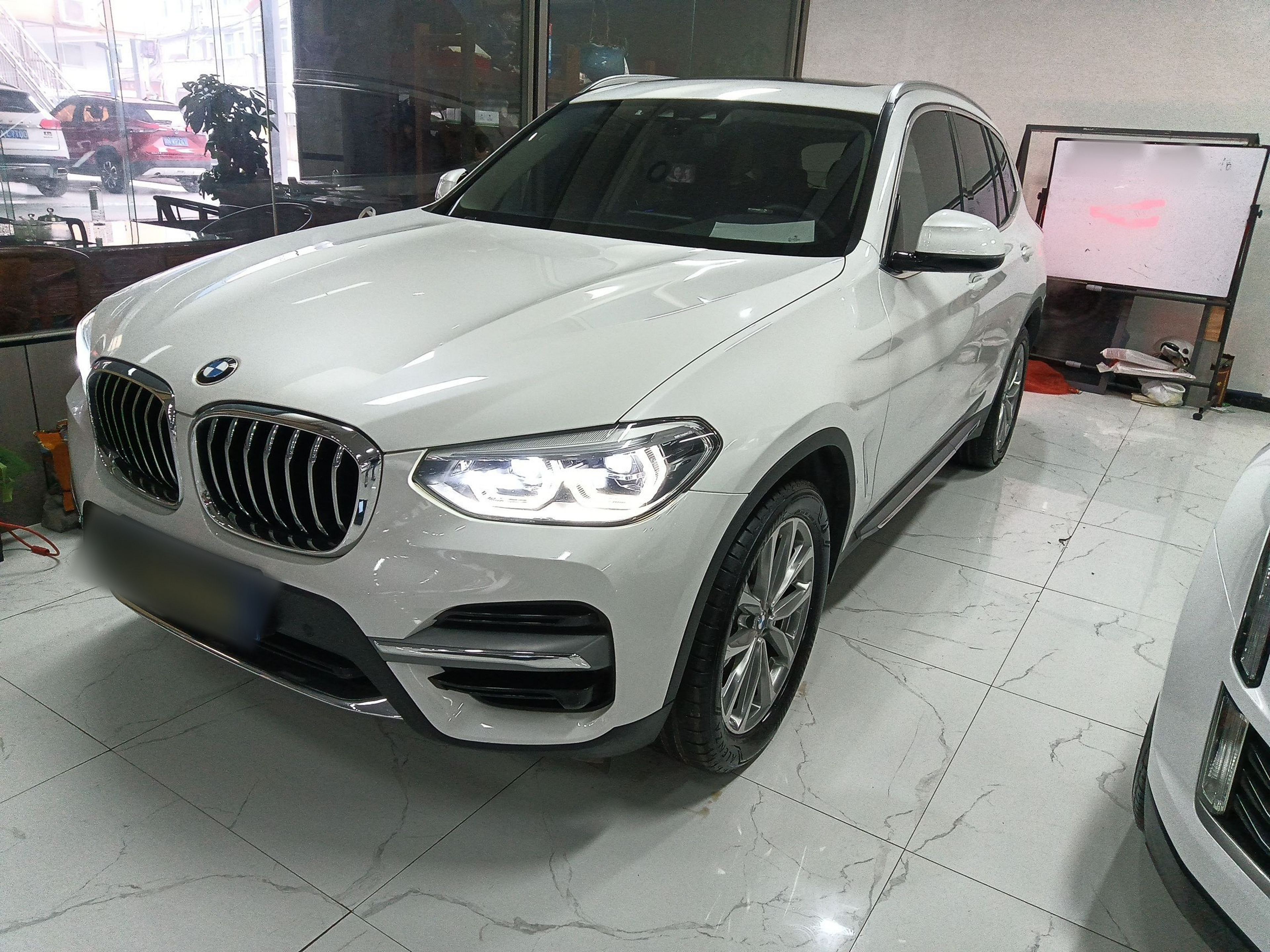 Под передней частью автомобиля