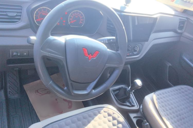 Used Wuling Hongguang V 2022 1.5L Jingqu Edition Enclosed-Window Vehicle with Hydraulic Power Steering LAR
