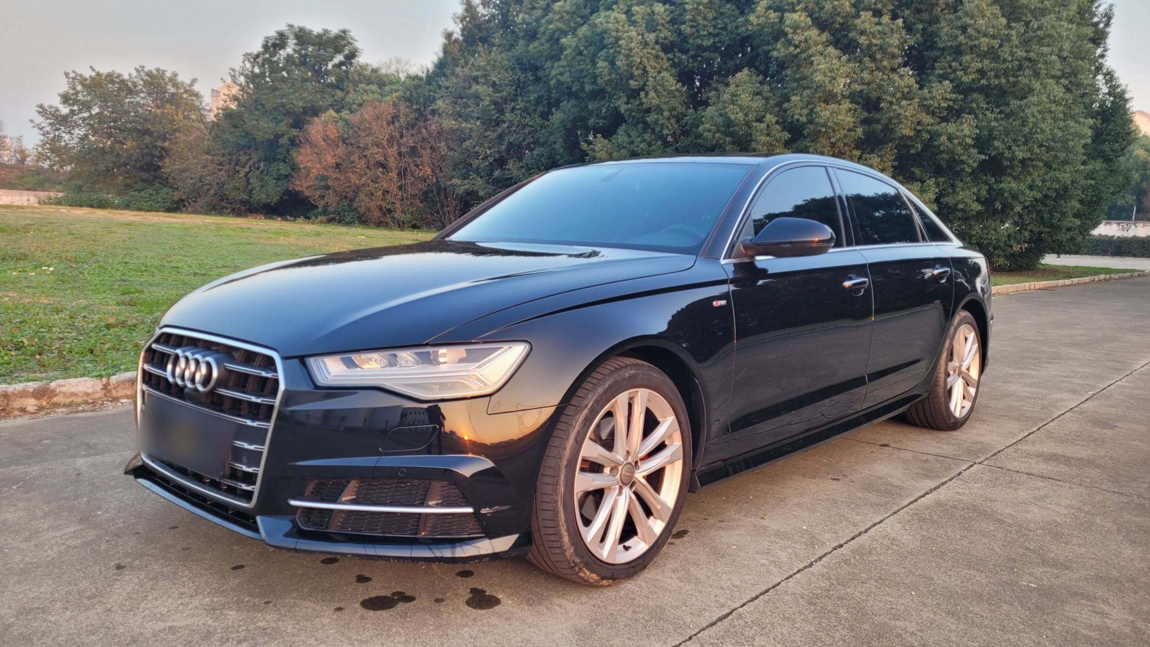 Под передней частью автомобиля