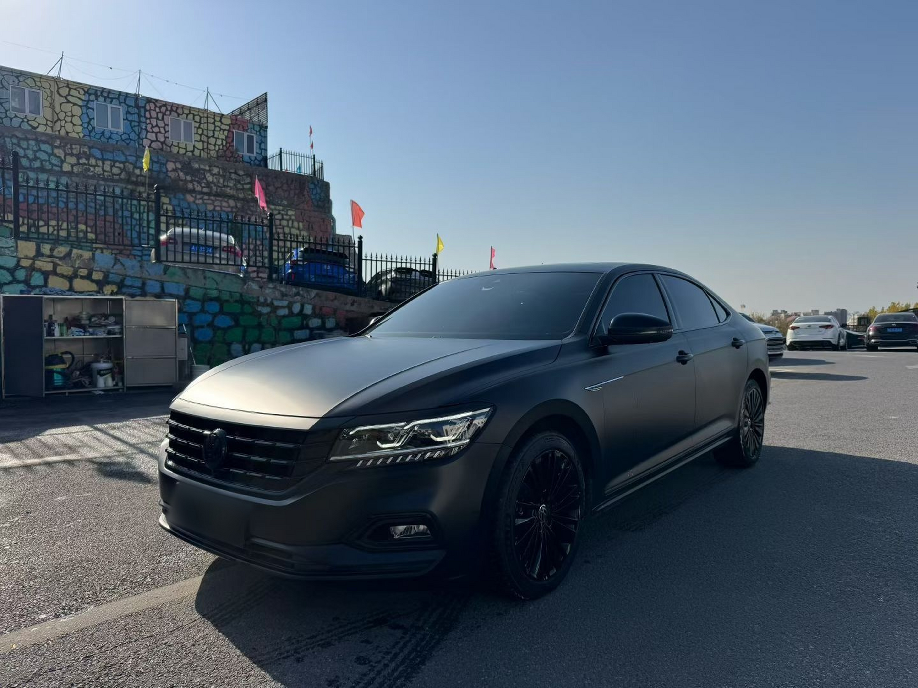 Под передней частью автомобиля