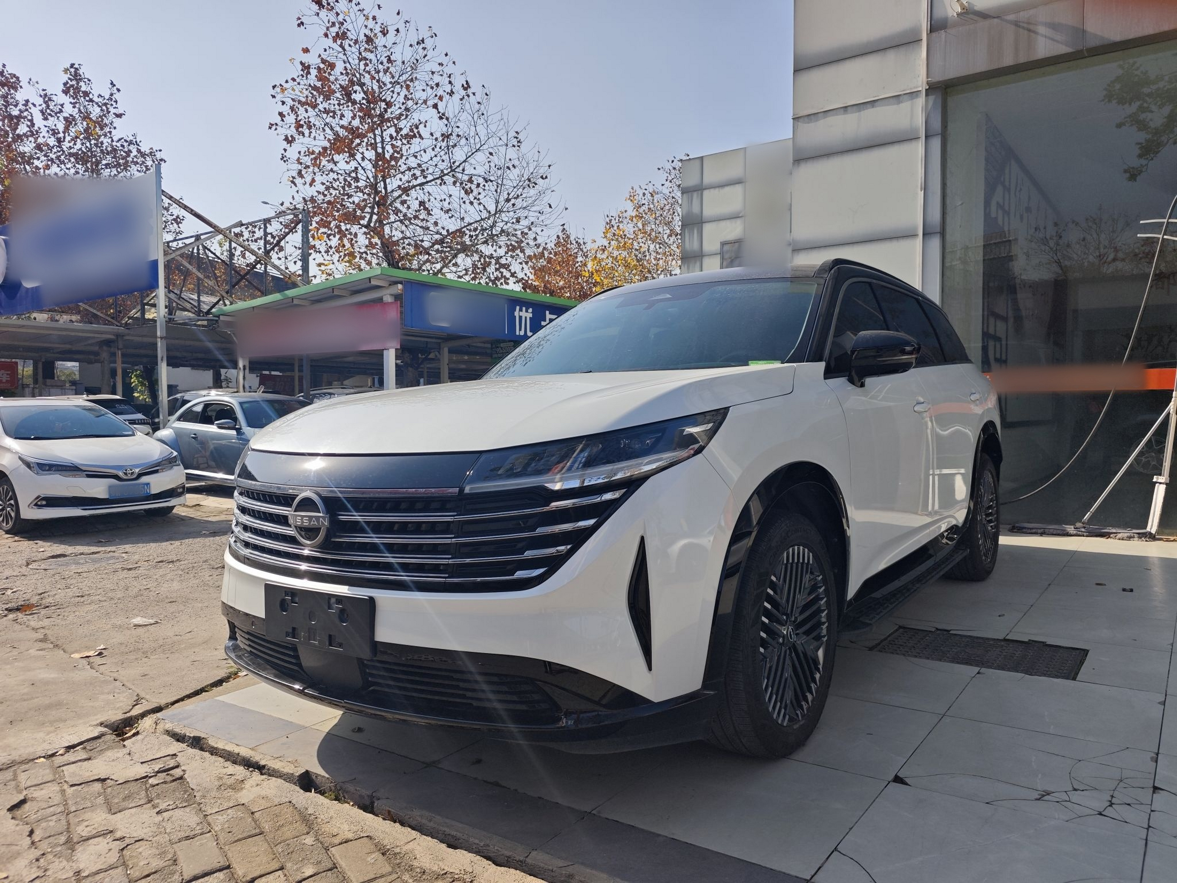 Под передней частью автомобиля